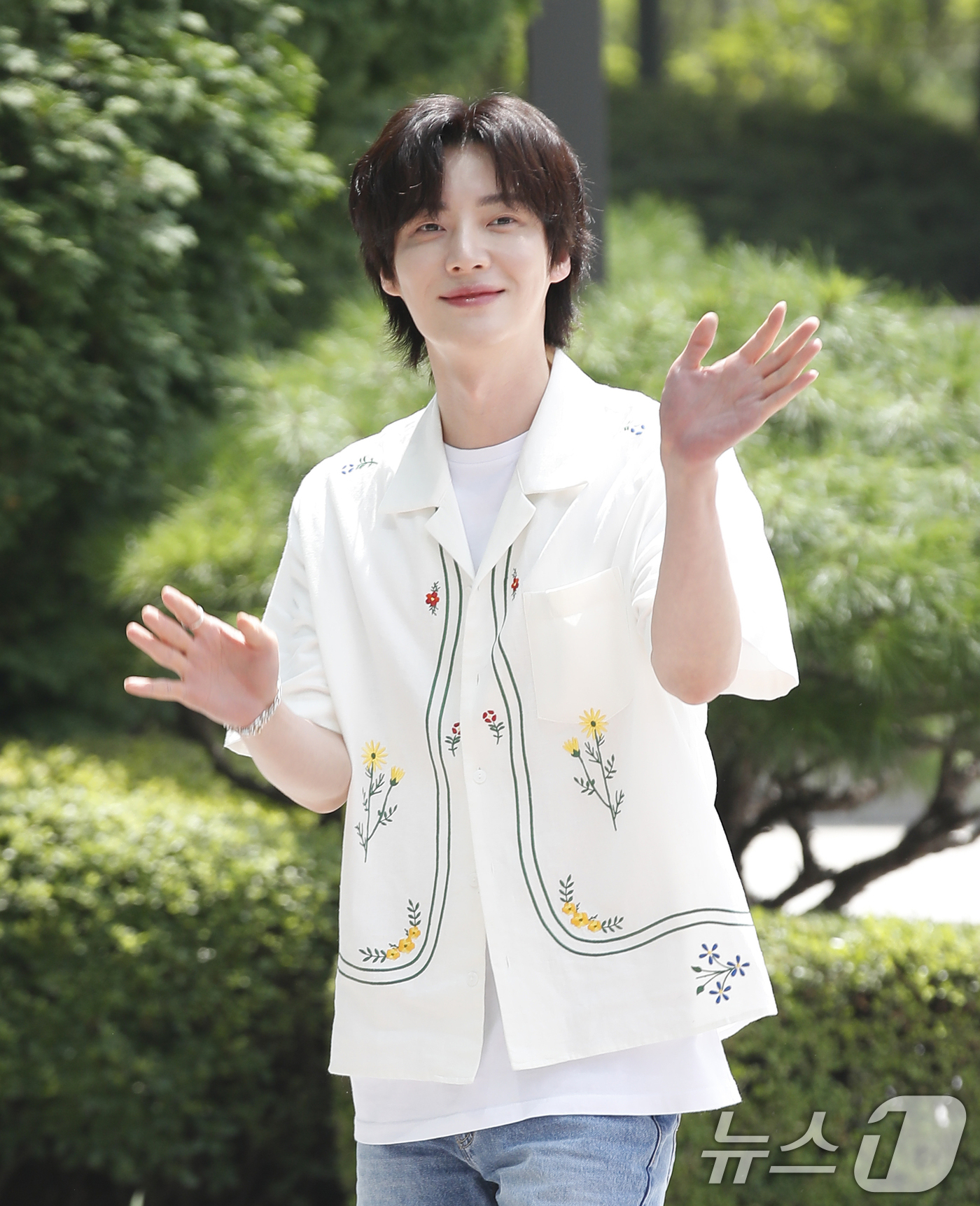 (서울=뉴스1) 권현진 기자 = 배우 안재현이 '컬투쇼'를 위해 30일 서울 양천구 목동SBS에 도착해 인사를 하고 있다. 2024.7.30/뉴스1