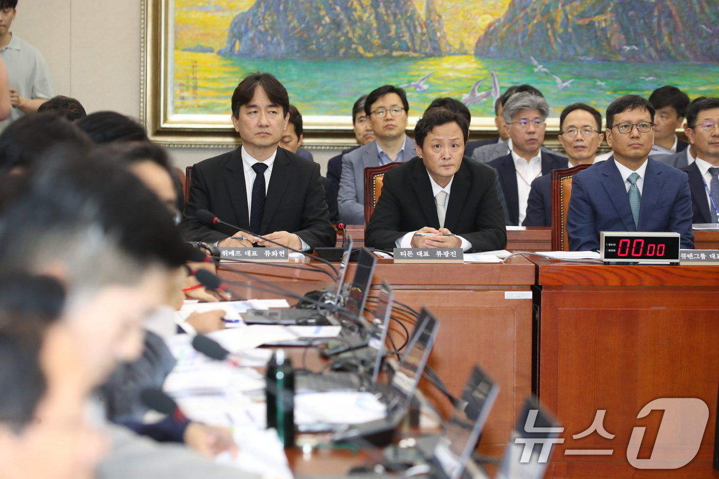 구영배 큐텐그룹 대표&#40;오른쪽부터&#41;, 류광진 티몬 대표, 류화현 위메프 대표가 30일 오후 서울 여의도 국회에서 열린 &#39;티몬·위메프&#40;티메프&#41; 사태&#39; 관련 정무위원회 전체회의에 출석해 있다. 2024.7.30/뉴스1 ⓒ News1 이광호 기자