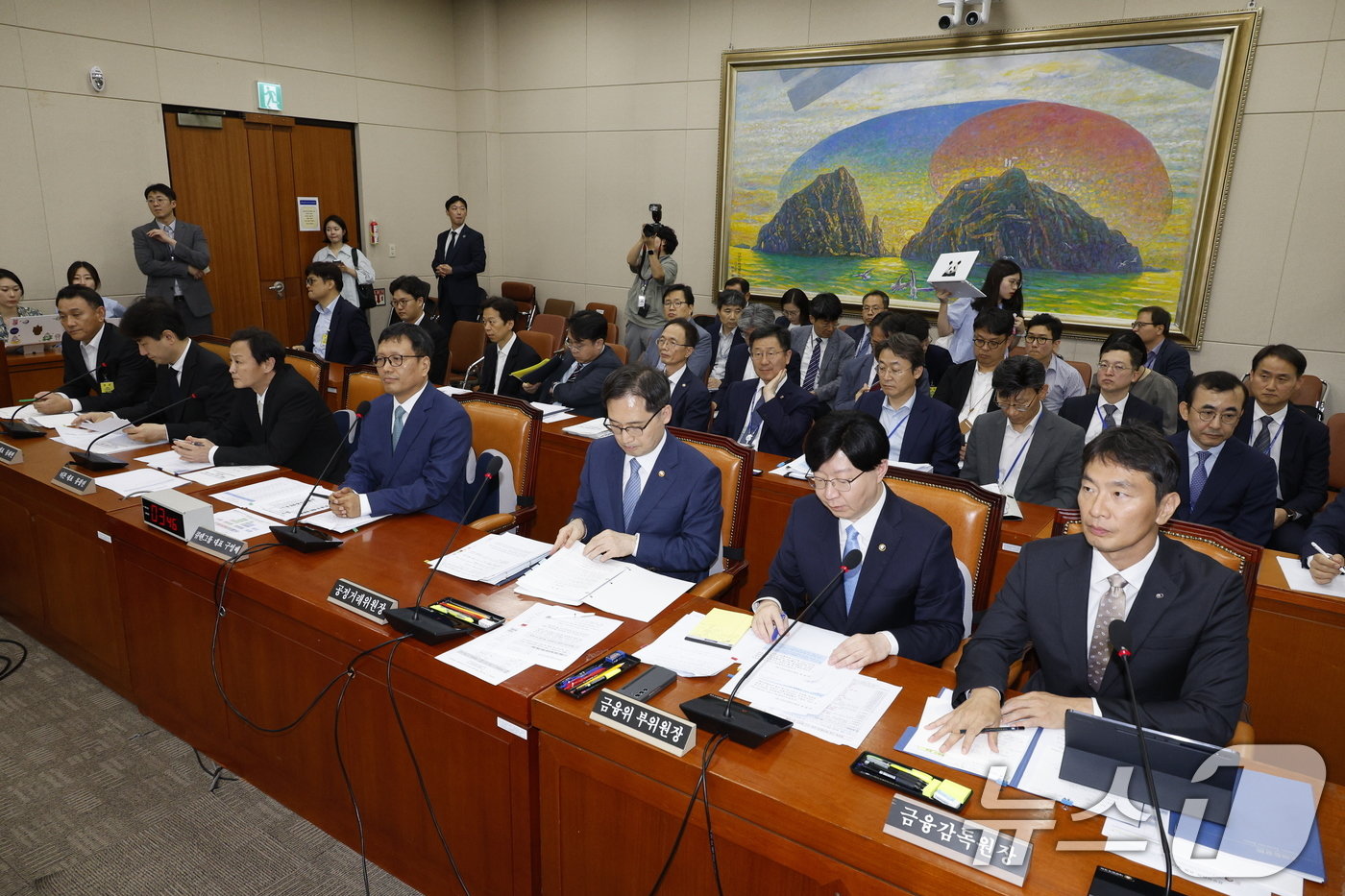 30일 오후 서울 여의도 국회에서 열린 &#39;티몬·위메프&#40;티메프&#41; 사태&#39; 관련 정무위원회 전체회의가 열리고 있다. 앞줄 오른쪽부터 이복현 금융감독원장, 김소영 금융위원회 부위원장, 한기정 공정거래위원장, 구영배 규텐그룹 대표, 류광진 티몬 대표, 류화현 위메프 대표, 박준석 전자지급결제협회 회장.2024.7.30/뉴스1 ⓒ News1 안은나 기자