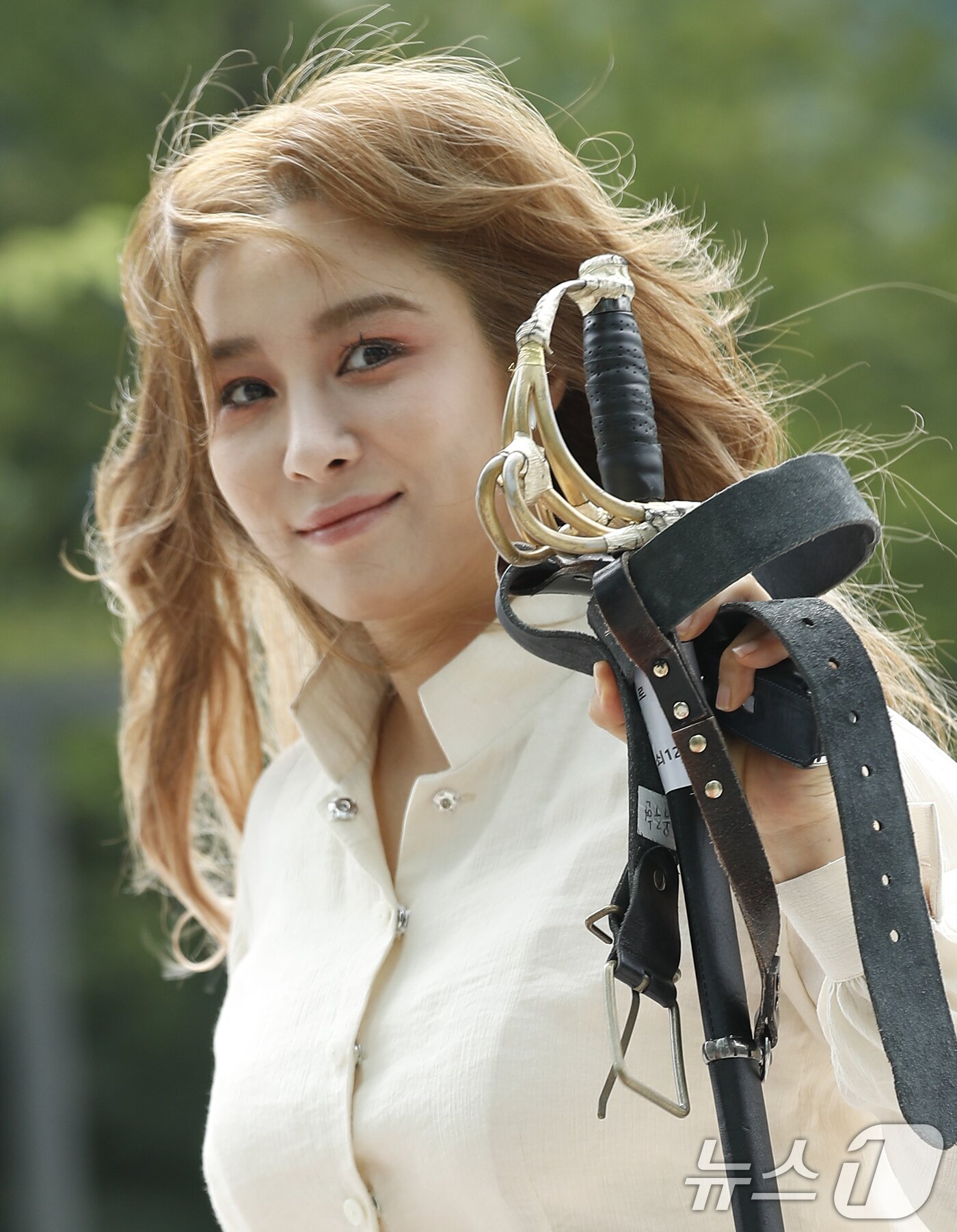 본문 이미지 - 가수 겸 뮤지컬 배우 옥주현이 &#39;컬투쇼&#39;를 위해 30일 서울 양천구 목동SBS에 도착해 인사를 하고 있다. ⓒ News1 권현진 기자