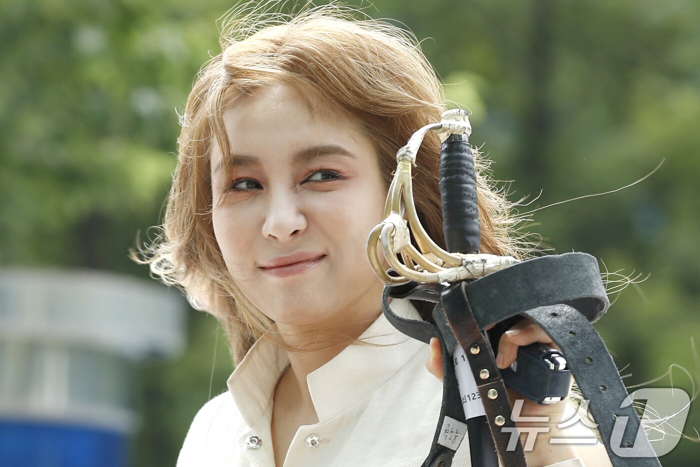 본문 이미지 - 가수 겸 뮤지컬 배우 옥주현이 '컬투쇼'를 위해 30일 서울 양천구 목동SBS에 도착해 인사를 하고 있다. ⓒ News1 권현진 기자