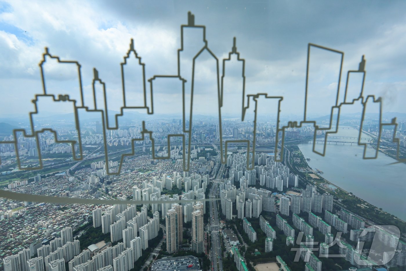 본문 이미지 - 사진은 30일 서울 송파구 롯데월드타워 스카이전망대에서 바라본 강남 3구 (강남·서초·송파구) 아파트단지. 2024.7.30/뉴스1 ⓒ News1 김도우 기자