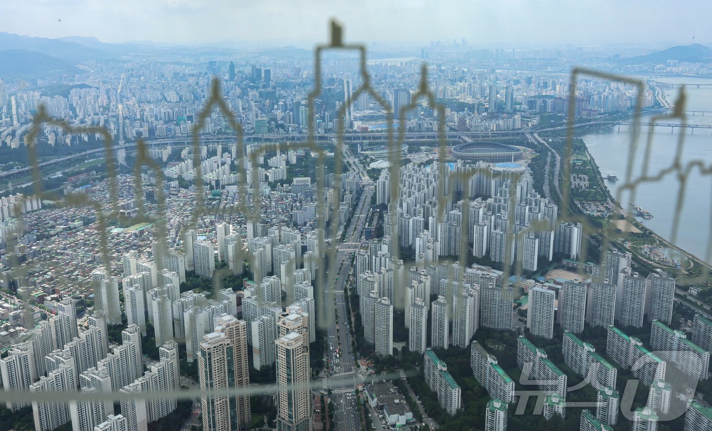 본문 이미지 - 서울 송파구 롯데월드타워 스카이전망대에서 바라본 강남 3구 &#40;강남·서초·송파구&#41; 아파트단지. 2024.7.30/뉴스1 ⓒ News1 김도우 기자