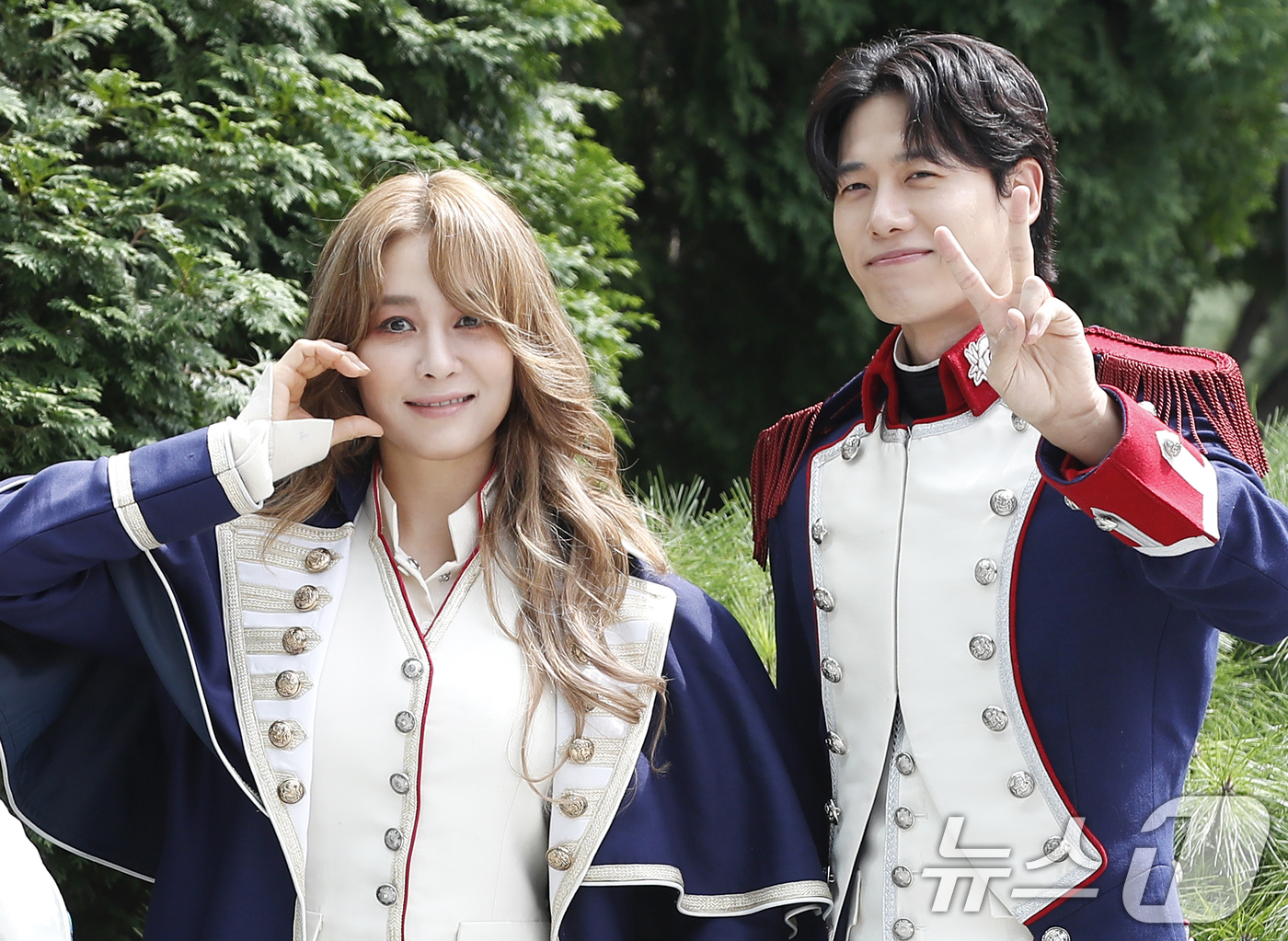 (서울=뉴스1) 권현진 기자 = 가수 겸 뮤지컬 배우 옥주현과 김성식(오른쪽)이 '컬투쇼'를 위해 30일 서울 양천구 목동SBS에 도착해 인사를 하고 있다. 2024.7.30/뉴스 …