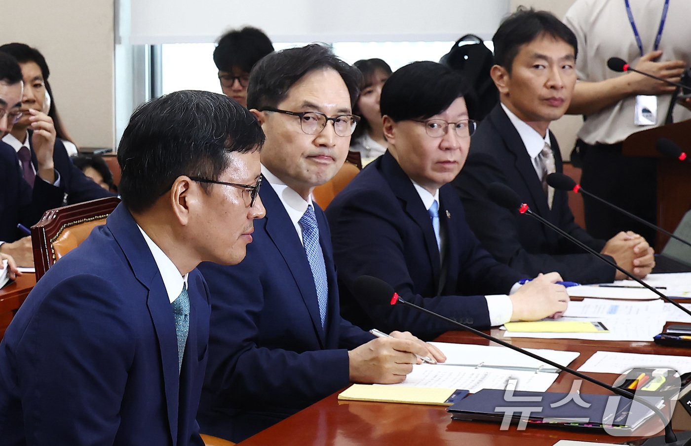 본문 이미지 - 한기정 공정거래위원장(왼쪽 두번째부터), 김소영 금융위부위원장, 이복현 금감원장이 30일 오후 서울 여의도 국회에서 열린 '티몬·위메프(티메프) 사태' 관련 정무위원회 전체회의에 출석, 구영배 큐텐그룹 대표의 발언을 듣고 있다. 2024.7.30/뉴스1 ⓒ News1 김민지 기자
