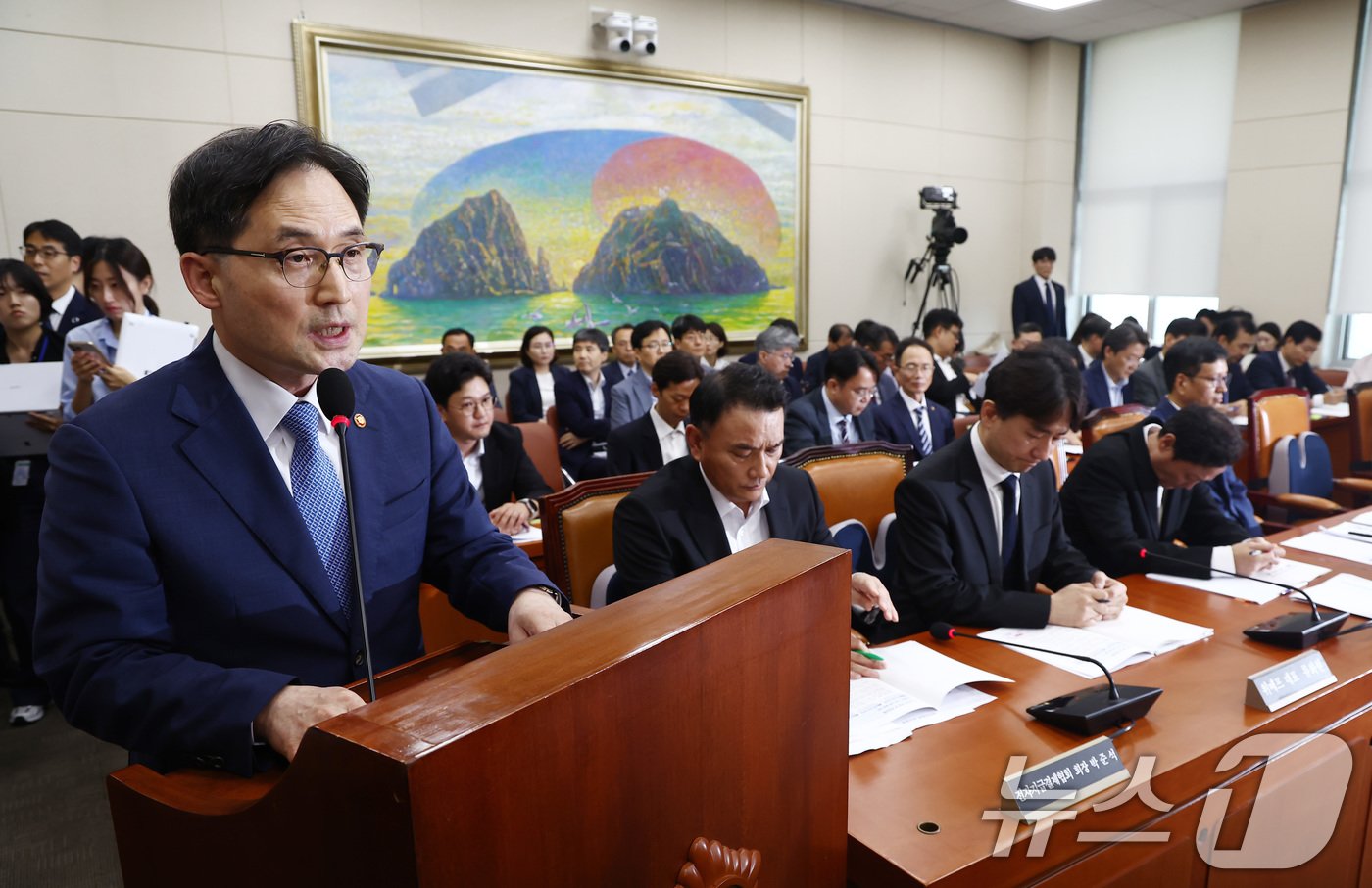 한기정 공정거래위원장이 30일 오후 서울 여의도 국회에서 열린 &#39;티몬·위메프&#40;티메프&#41; 사태&#39; 관련 정무위원회 전체회의에 출석해 업무보고를 하고 있다. 왼쪽부터 한 위원장, 박준석 전자지급결제협회장, 류화현 위메프 대표, 류광진 티몬 대표, 구영배 큐텐그룹 대표. 2024.7.30/뉴스1 ⓒ News1 김민지 기자