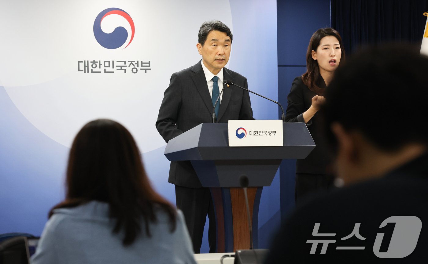 본문 이미지 - 이주호 사회부총리 겸 교육부 장관이 30일 서울 종로구 정부서울청사에서 교육발전특구 2차 시범지역을 발표하고 있다. 2024.7.30/뉴스1 ⓒ News1 허경 기자