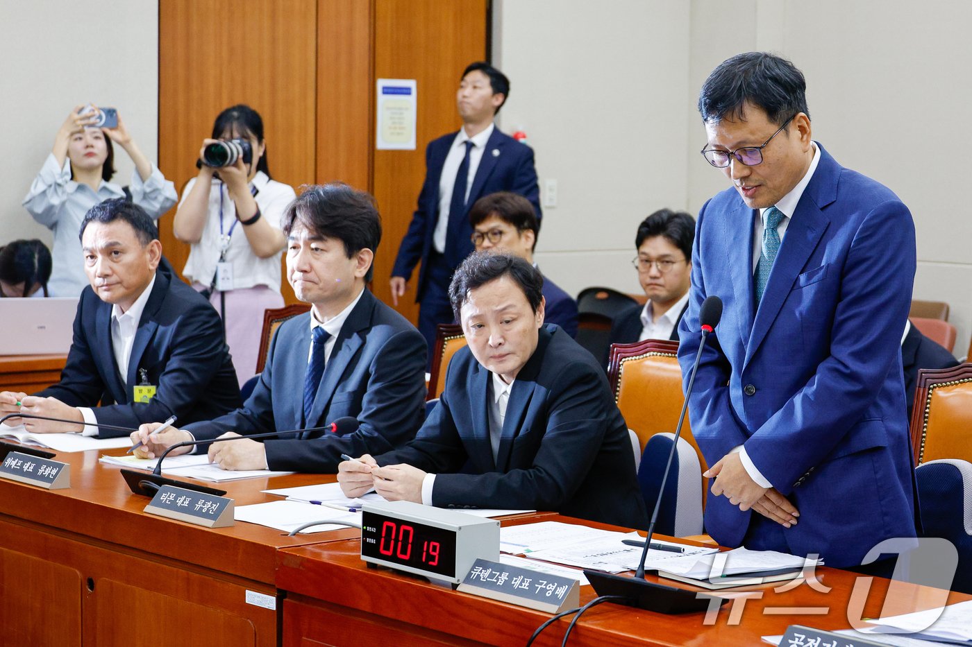 구영배 큐텐그룹 대표가 30일 서울 여의도 국회에서 열린 &#39;티몬·위메프 사태&#39; 관련 정무위원회 전체회의에 출석해 고개 숙여 사과하고 있다. 오른쪽부터 구 대표, 류광진 티몬 대표, 류화현 위메프 대표. 2024.7.30/뉴스1 ⓒ News1 안은나 기자