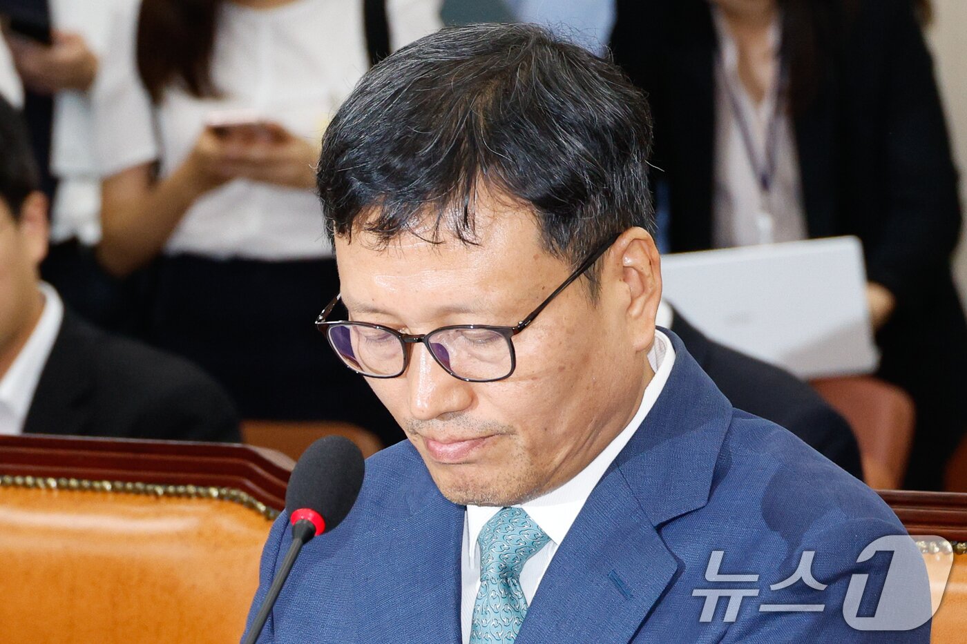 본문 이미지 - 구영배 큐텐그룹 대표가 30일 오후 서울 여의도 국회에서 열린 정무위원회 전체회의에 출석해 '티몬·위메프(티메프) 사태' 관련 긴급 현안질의를 듣고 있다. 2024.7.30/뉴스1 ⓒ News1 안은나 기자