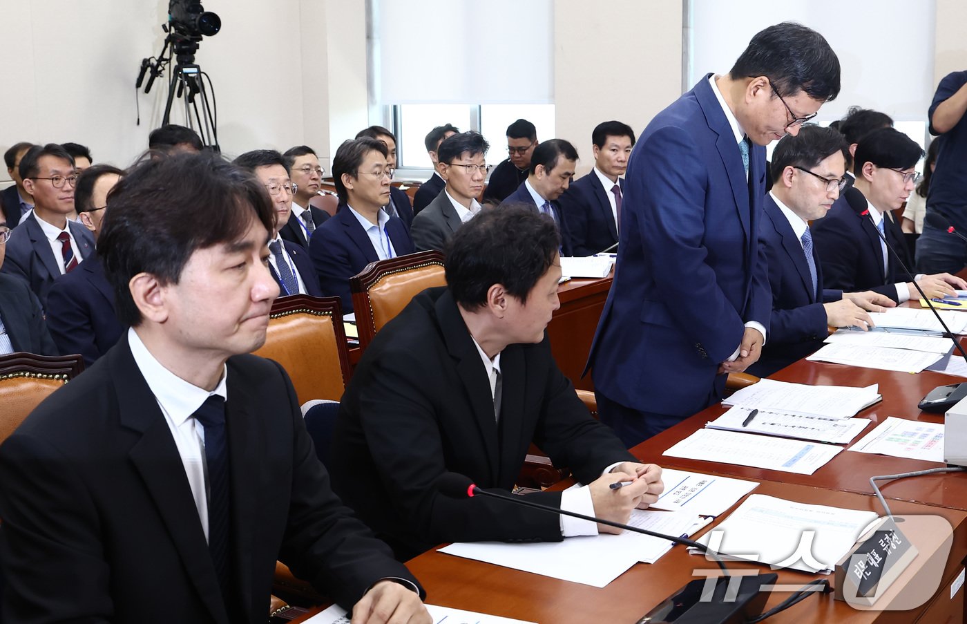 본문 이미지 - 구영배 큐텐그룹 대표가 30일 오후 서울 여의도 국회에서 열린 '티몬·위메프(티메프) 사태' 관련 정무위원회 전체회의에서 이번 사태와 관련해 사과하고 있다. 왼쪽부터 류화현 위메트 대표, 류광진 티몬 대표, 구 큐텐 대표, 한기정 공정거래위원장, 김소영 금융위부위원장, 이복현 금감원장. 2024.7.30/뉴스1 ⓒ News1 김민지 기자