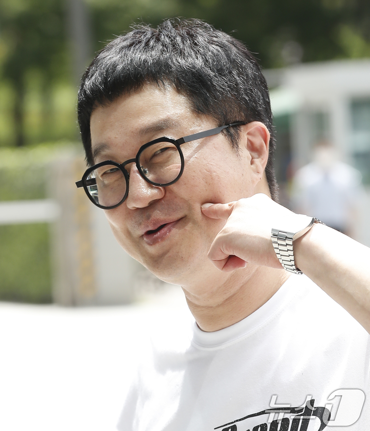 (서울=뉴스1) 권현진 기자 = 방송인 지상렬이 라디오 '뜨거우면 지상렬' 생방송을 위해 30일 서울 양천구 목동SBS에 도착해 인사를 하고 있다. 2024.7.30/뉴스1