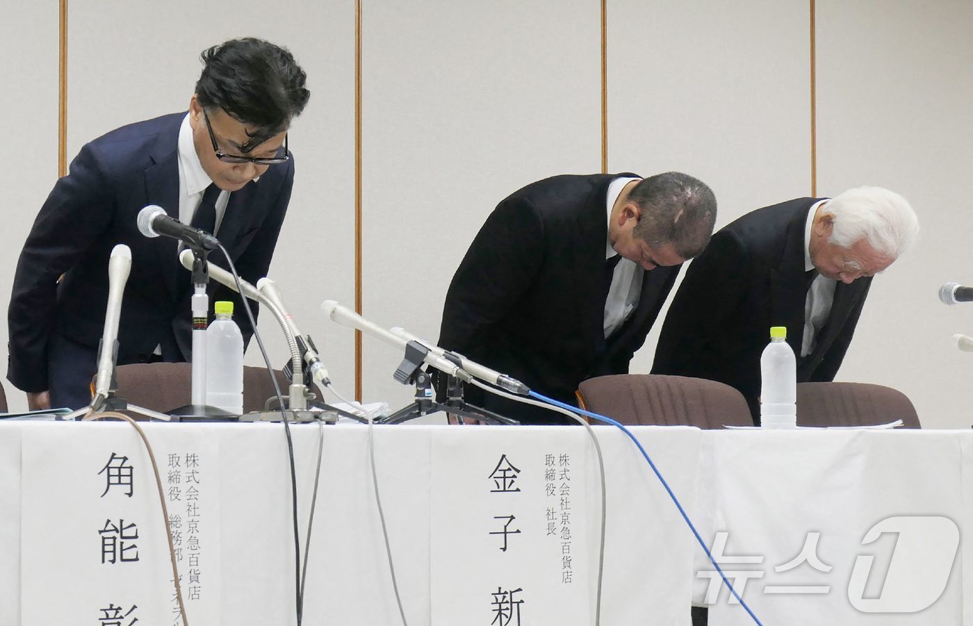 (요코하마 AFP=뉴스1) 김종훈기자 = 일본내 유명 장어 전문점 체인인 '니혼바시 이세사다' 토미타 소이치로 이사와 게이큐 백화점 가네코 신지 대표(왼쪽)가 29일 요코하마에서 …