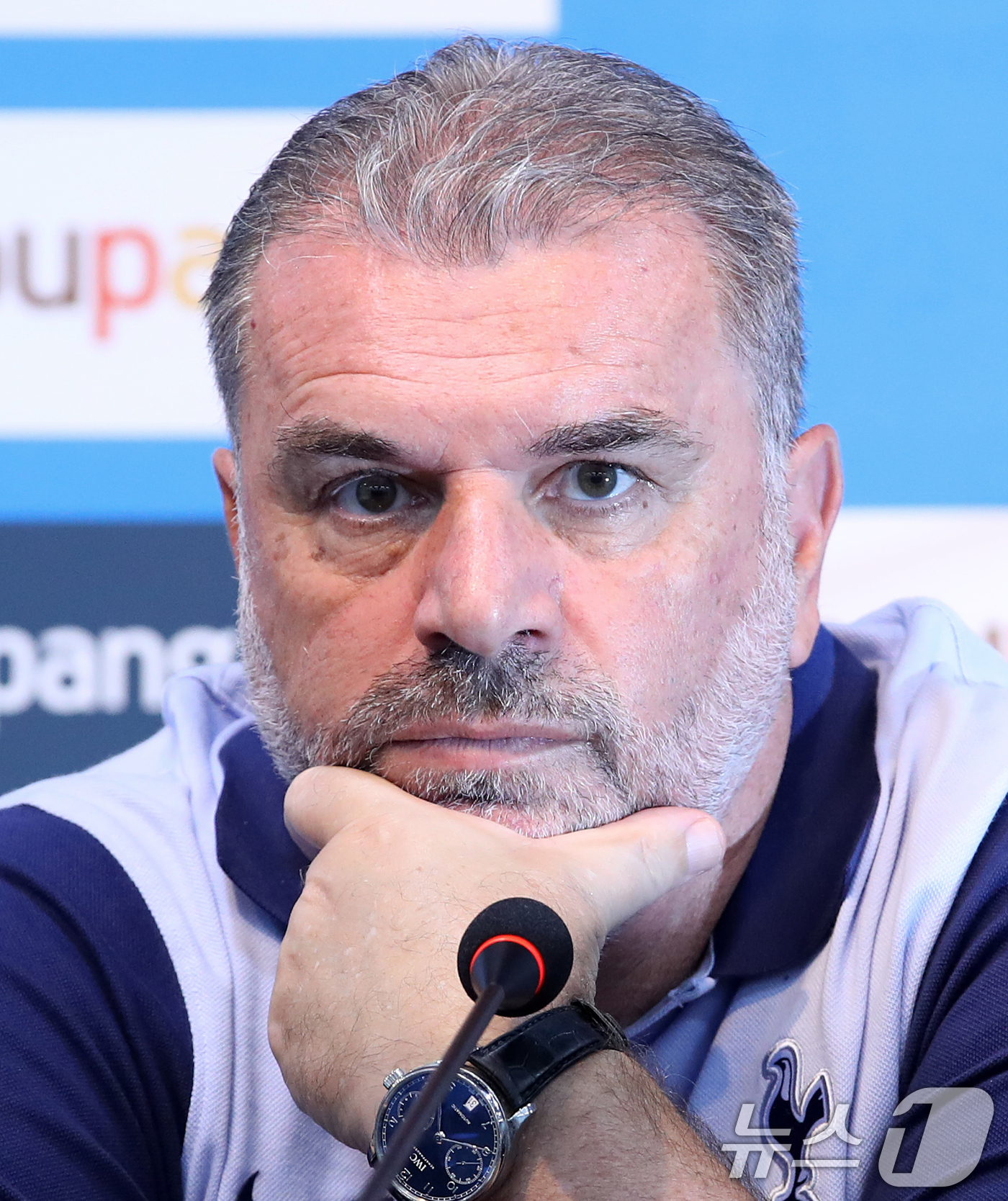 (서울=뉴스1) 오대일 기자 = 토트넘 홋스퍼의 엔제 포스테코글루 감독이 30일 오후 서울 마포구 서울월드컵경기장에서 열린 쿠팡플레이 시리즈 1차전 프리매치 기자회견에서 생각에 잠 …