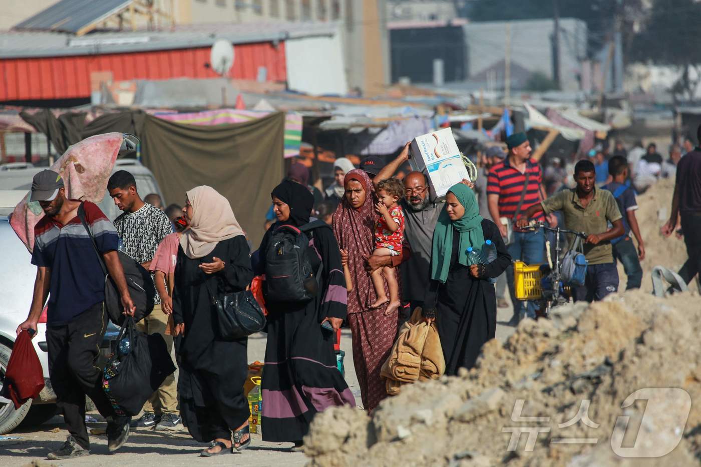 본문 이미지 - 가자지구 남부 칸 유니스 동부지역에서 이스라엘군이 철수했다는 소식에 대피령에 따라 서부지역으로 피난 와있던 팔레스타인 주민들이 30일 다시 짐을 싸 옛 터전으로 돌아가고 있다. 2024,07.30 ⓒ AFP=뉴스1 ⓒ News1 김종훈기자