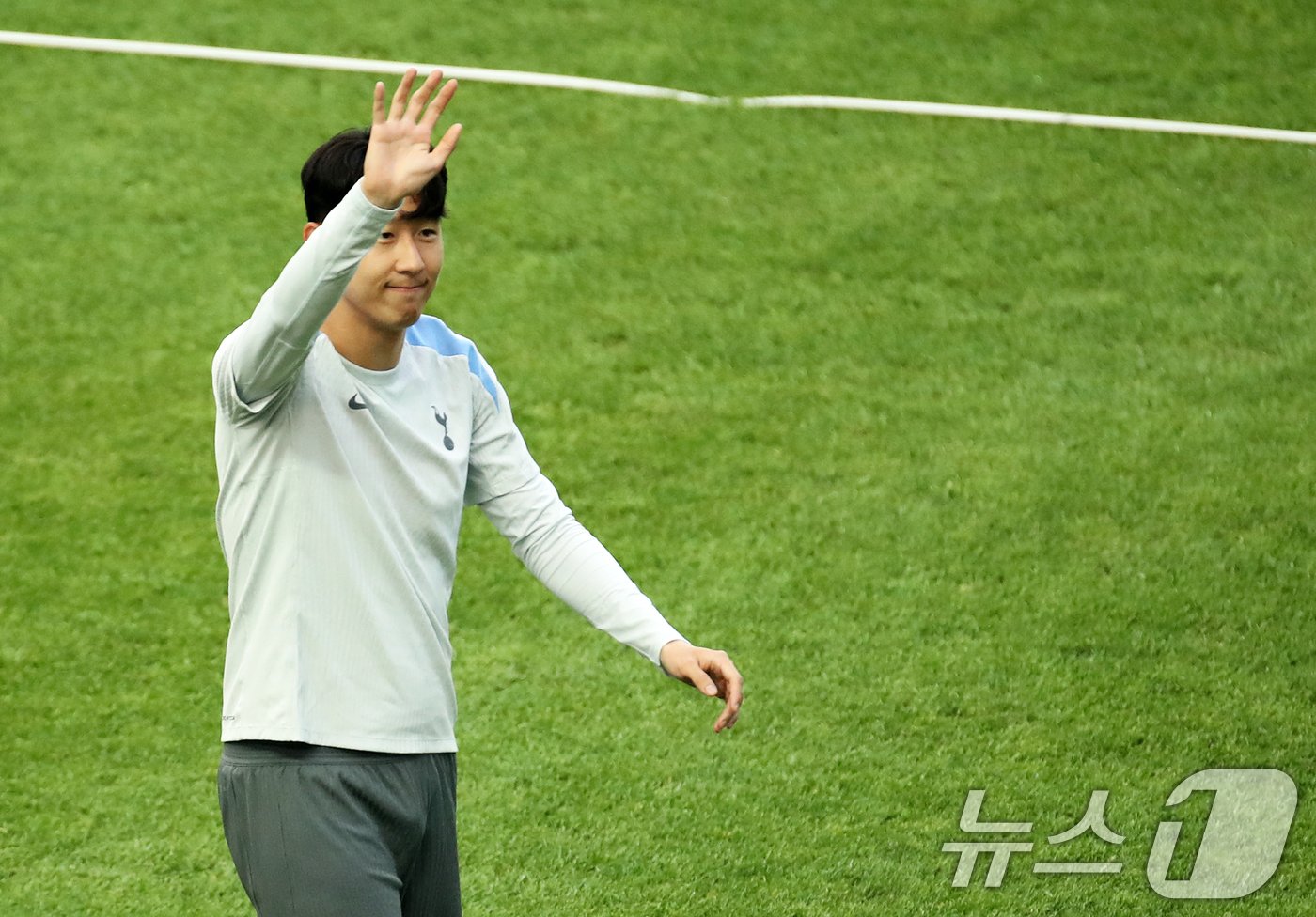 본문 이미지 - 토트넘 홋스퍼 주장 손흥민이 30일 오후 서울 마포구 서울월드컵경기장에서 열린 쿠팡플레이 시리즈 1차전 오픈트레이닝에서 경기장을 찾은 팬들에게 인사하고 있다. 팀 K리그와 토트넘은 오는 31일 오후 8시 서울월드컵경기장에서 열릴 '쿠팡플레이 시리즈' 1경기에서 맞대결을 벌인다. 2024.7.30/뉴스1 ⓒ News1 오대일 기자