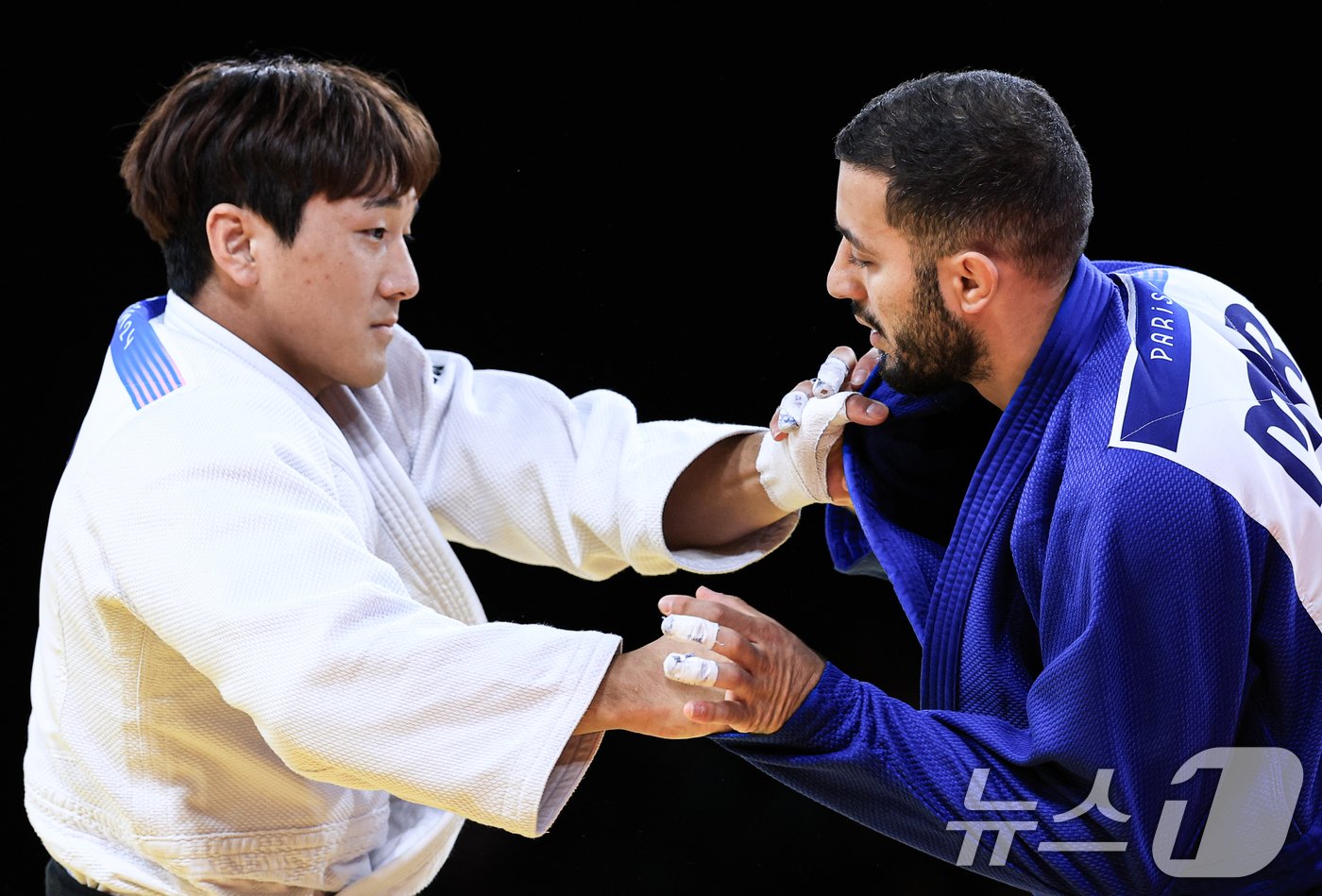 대한민국 유도대표팀 이준환 선수가 30일 오후 &#40;한국시간&#41; 프랑스 파리 샹 드 마르스 아레나에서 진행된 2024 파리올림픽 유도 남자 -81kg 토너먼트 32강 경기에서 모로코의 아츠라프 무티 선수와 자웅을 겨루고 있다. 2024.7.30/뉴스1 ⓒ News1 박정호 기자