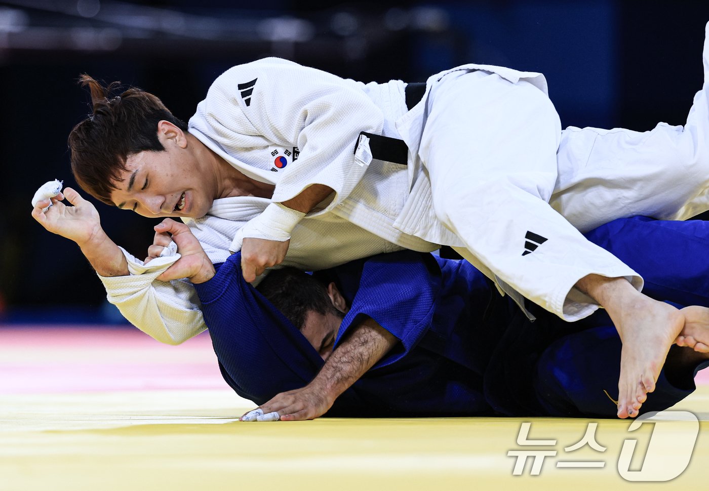 대한민국 유도대표팀 이준환 선수가 30일 오후 &#40;한국시간&#41; 프랑스 파리 샹 드 마르스 아레나에서 진행된 2024 파리올림픽 유도 남자 -81kg 토너먼트 32강 경기에서 모로코의 아츠라프 무티 선수와 자웅을 겨루고 있다. 2024.7.30/뉴스1 ⓒ News1 박정호 기자