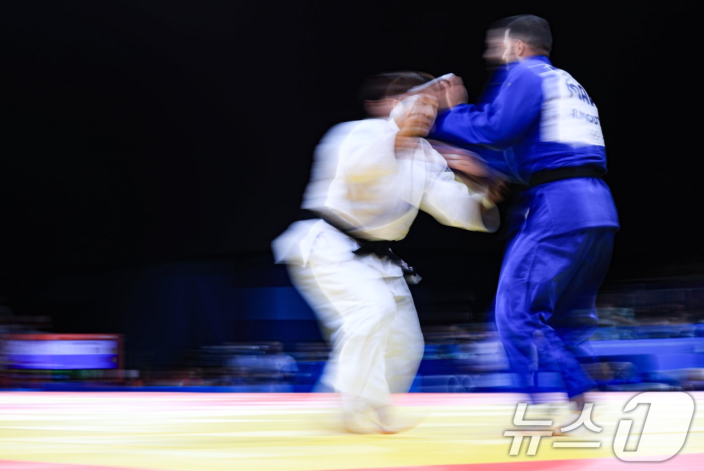 대한민국 유도대표팀 이준환 선수가 30일 오후 &#40;한국시간&#41; 프랑스 파리 샹 드 마르스 아레나에서 진행된 2024 파리올림픽 유도 남자 -81kg 토너먼트 32강 경기에서 모로코의 아츠라프 무티 선수와 자웅을 겨루고 있다. 2024.7.30/뉴스1 ⓒ News1 박정호 기자