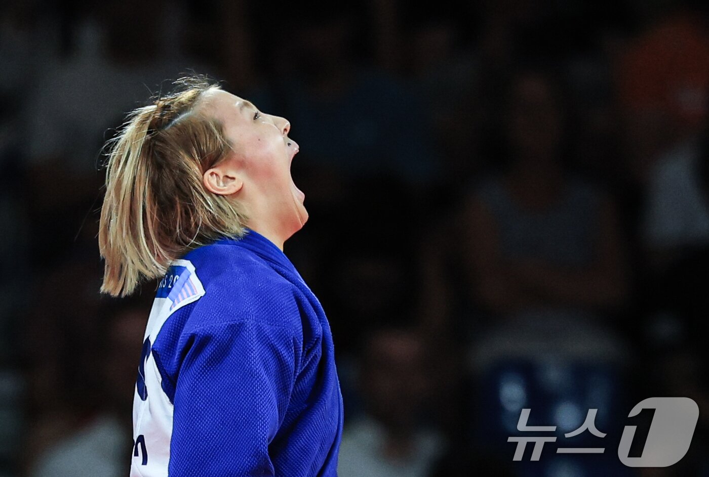 본문 이미지 - 대한민국 유도대표팀 김지수 선수가 30일 오후 (한국시간) 프랑스 파리 샹 드 마르스 아레나에서 진행된 2024 파리올림픽 유도 여자 -63kg 토너먼트 16강 네덜란드의 조안 반 리스하우트 선수와의 경기를 승리한 후 포효하고 있다. 2024.7.30/뉴스1 ⓒ News1 박정호 기자