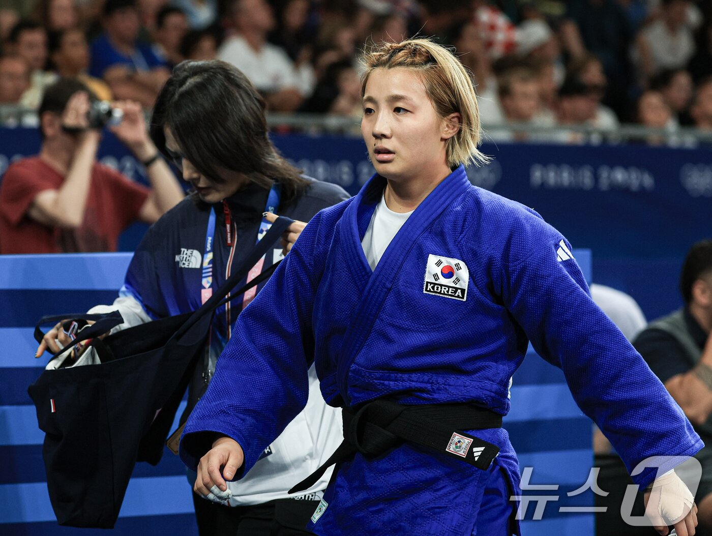 본문 이미지 - 대한민국 유도대표팀 김지수 선수가 30일 오후 (한국시간) 프랑스 파리 샹 드 마르스 아레나에서 진행된 2024 파리올림픽 유도 여자 -63kg 토너먼트 16강 네덜란드의 조안 반 리스하우트 선수와의 경기에서 승리를 거둔 후 경기장을 나서고 있다. 2024.7.30/뉴스1 ⓒ News1 박정호 기자