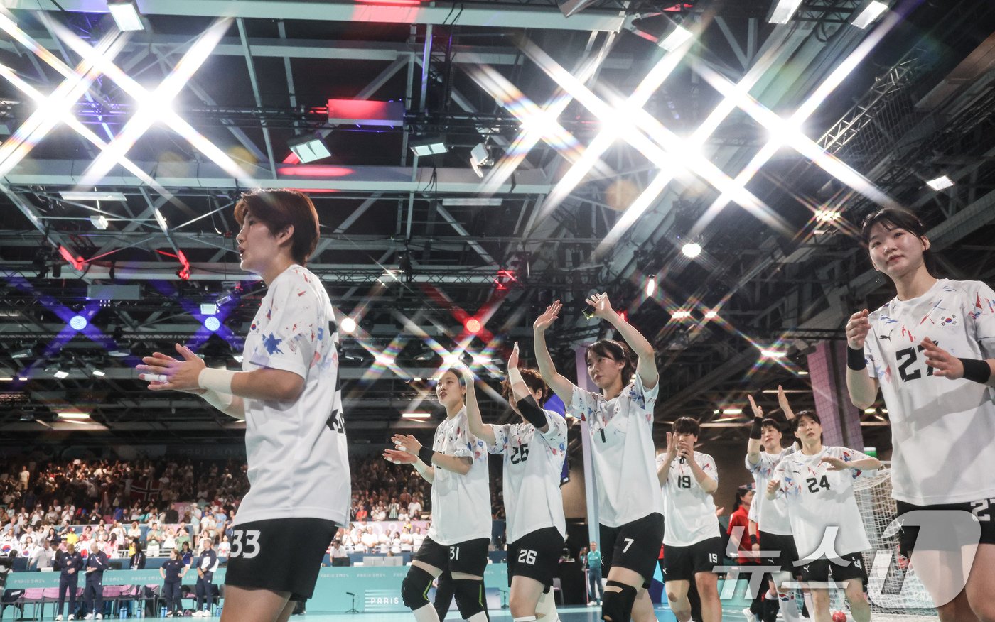 본문 이미지 - 30일 오후(한국시간) 프랑스 파리 사우스 파리 아레나6에서 열린 2024 파리올림픽 핸드볼 여자 예선 라운드 A조 대한민국과 노르웨이와의 경기를 20대26으로 패배한 대한민국 선수들이 경기장을 나서고 있다. 2024.7.30/뉴스1 ⓒ News1 이동해 기자