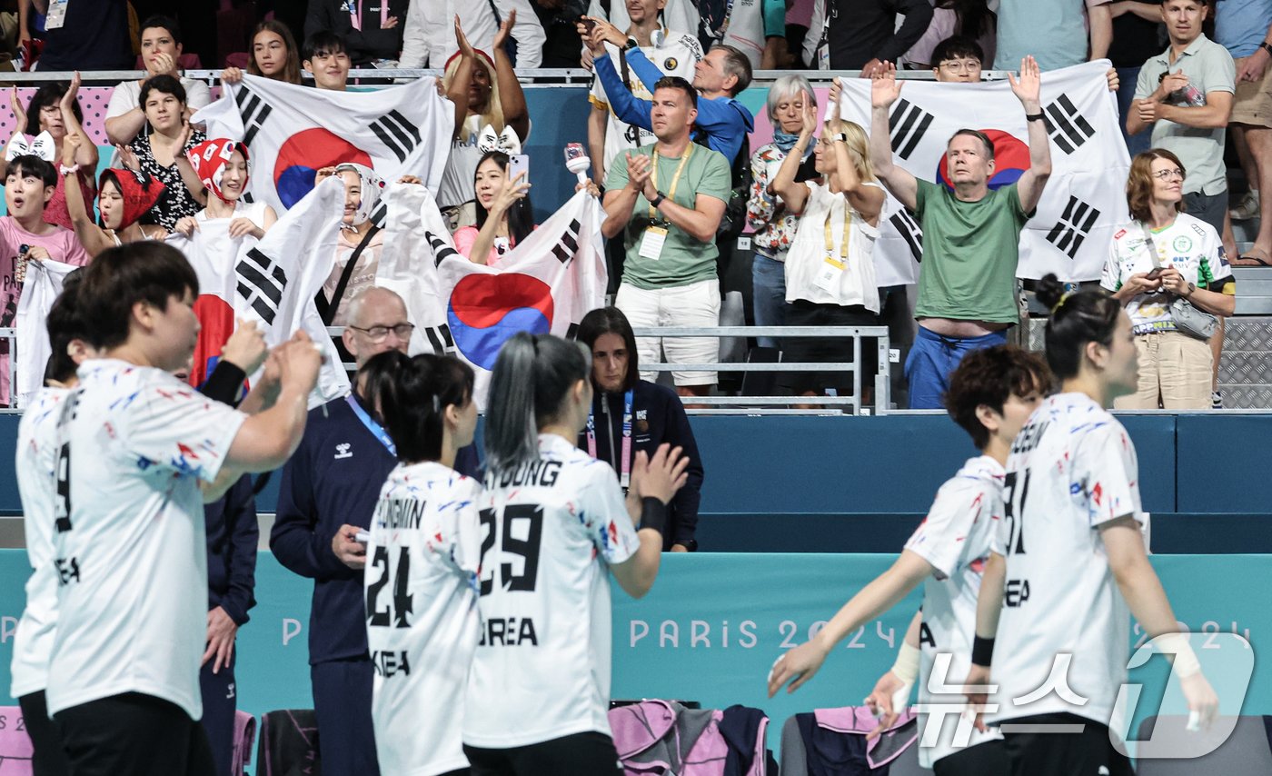 본문 이미지 - 30일 오후&#40;한국시간&#41; 프랑스 파리 사우스 파리 아레나6에서 열린 2024 파리올림픽 핸드볼 여자 예선 라운드 A조 대한민국과 노르웨이와의 경기를 20대26으로 패배한 대한민국 선수들이 경기장을 나서고 있다. 2024.7.30/뉴스1 ⓒ News1 이동해 기자