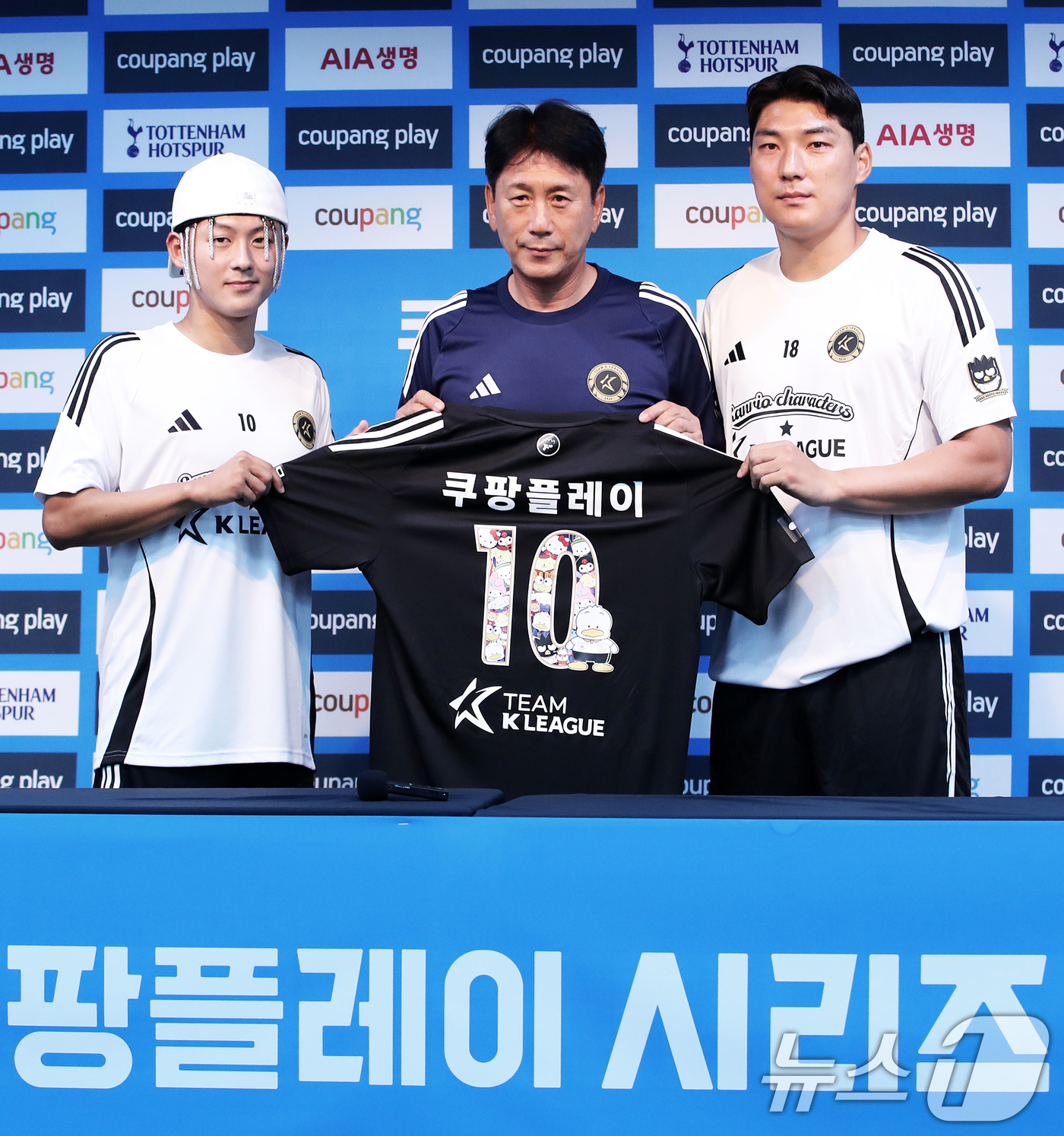 (서울=뉴스1) 오대일 기자 = 팀 K리그의 박태하 감독과 이승우, 주민규가 30일 오후 서울 마포구 서울월드컵경기장에서 열린 쿠팡플레이 시리즈 1차전 프리매치 기자회견에서 포즈를 …