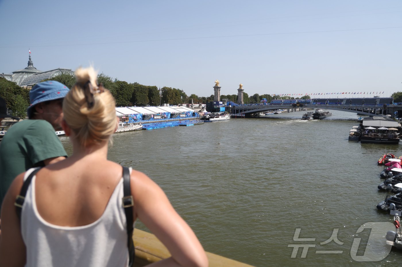 본문 이미지 - 센강 수질 문제로 트라이애슬론 남자부 경기가 연기된 30일&#40;한국시간&#41; 프랑스 파리 앵발리드 다리를 지나는 관광객이 센강을 바라보고 있다. 2024.7.30/뉴스1 ⓒ News1 박정호 기자