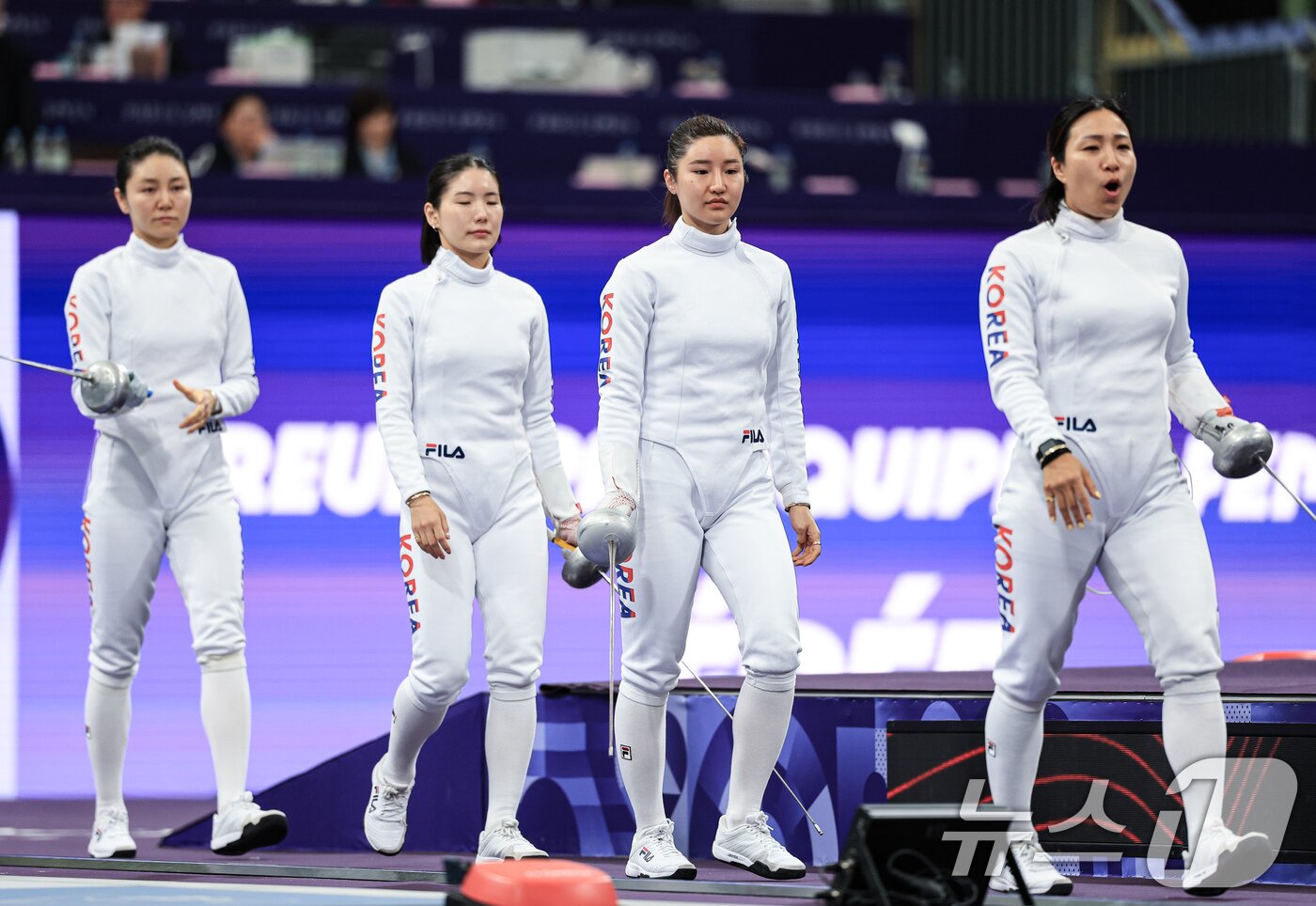 본문 이미지 - 대한민국 펜싱 대표팀 선수가 강영미, 송세라, 이혜인, 최인정이 30일 오후(한국시간) 프랑스 파리 그랑 팔레에서 열린 2024 파리올림픽 펜싱 여자 에페 단체 8강 프랑스와의 경기에 입장하고 있다. 2024.7.30/뉴스1 ⓒ News1 박정호 기자
