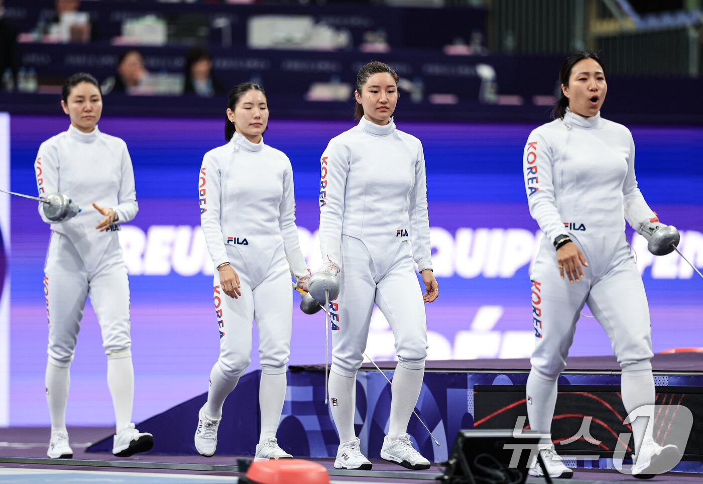 대한민국 펜싱 대표팀 선수가 강영미, 송세라, 이혜인, 최인정이 30일 오후&#40;한국시간&#41; 프랑스 파리 그랑 팔레에서 열린 2024 파리올림픽 펜싱 여자 에페 단체 8강 프랑스와의 경기에 입장하고 있다. 2024.7.30/뉴스1 ⓒ News1 박정호 기자