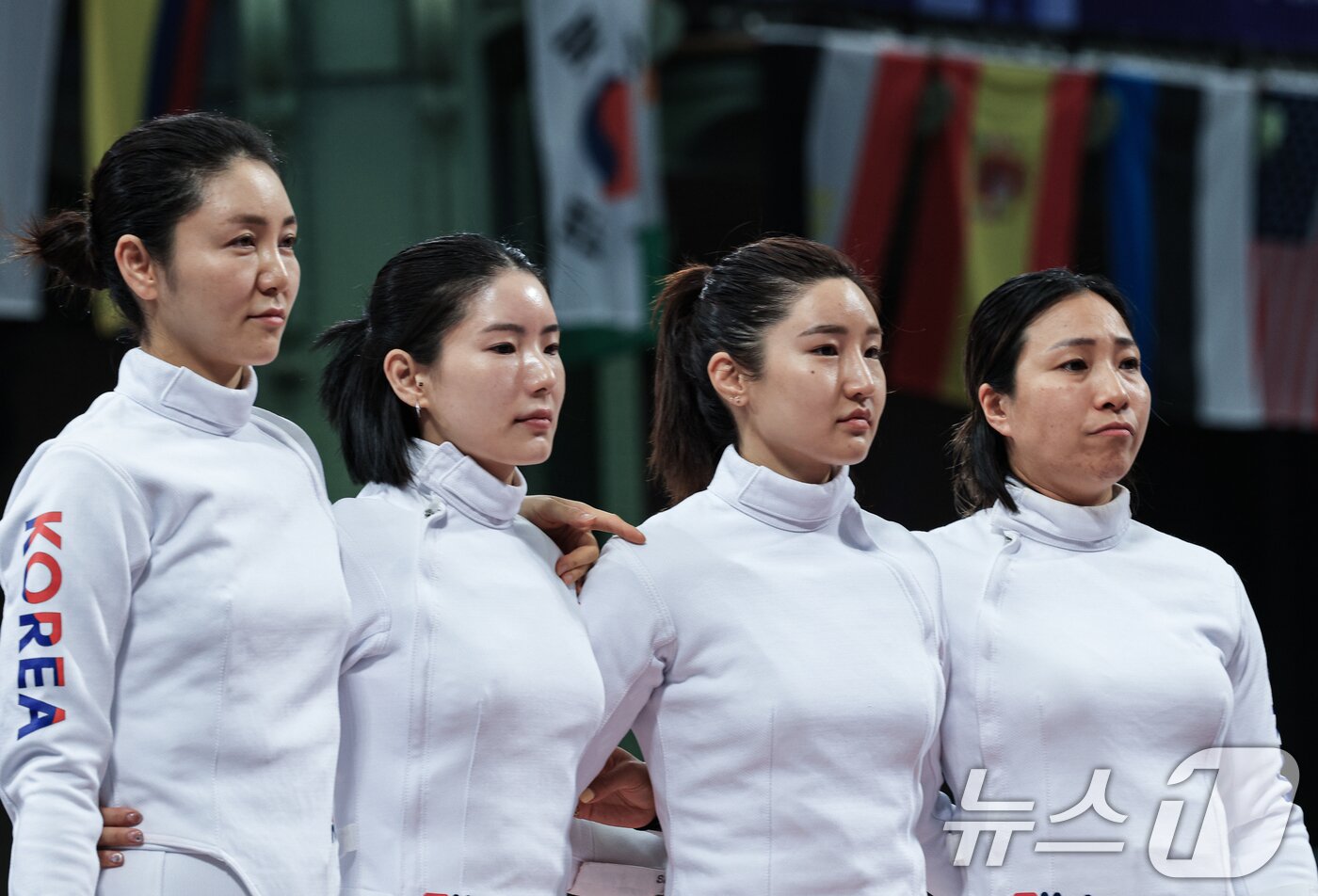 본문 이미지 - 대한민국 펜싱 대표팀 선수가 강영미, 송세라, 이혜인, 최인정이 30일 오후(한국시간) 프랑스 파리 그랑 팔레에서 열린 2024 파리올림픽 펜싱 여자 에페 단체 8강 프랑스와의 경기에 입장하고 있다. 2024.7.30/뉴스1 ⓒ News1 박정호 기자