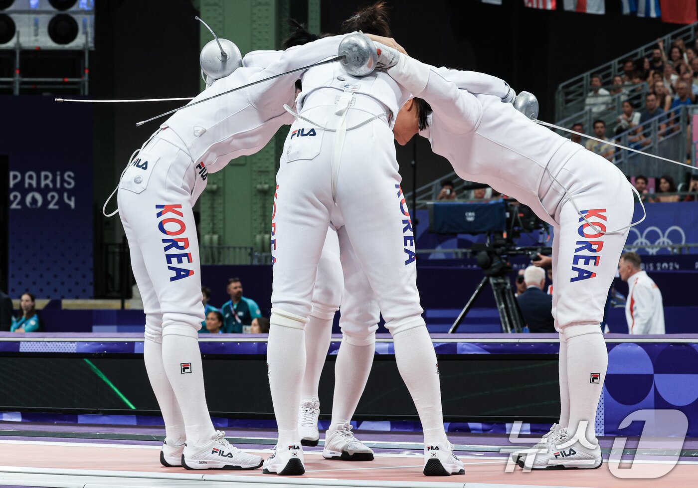 대한민국 펜싱 대표팀 선수가 강영미, 송세라, 이혜인, 최인정이 30일 오후&#40;한국시간&#41; 프랑스 파리 그랑 팔레에서 열린 2024 파리올림픽 펜싱 여자 에페 단체 8강 프랑스와의 경기에서 결의를 다지고 있다. 2024.7.30/뉴스1 ⓒ News1 박정호 기자