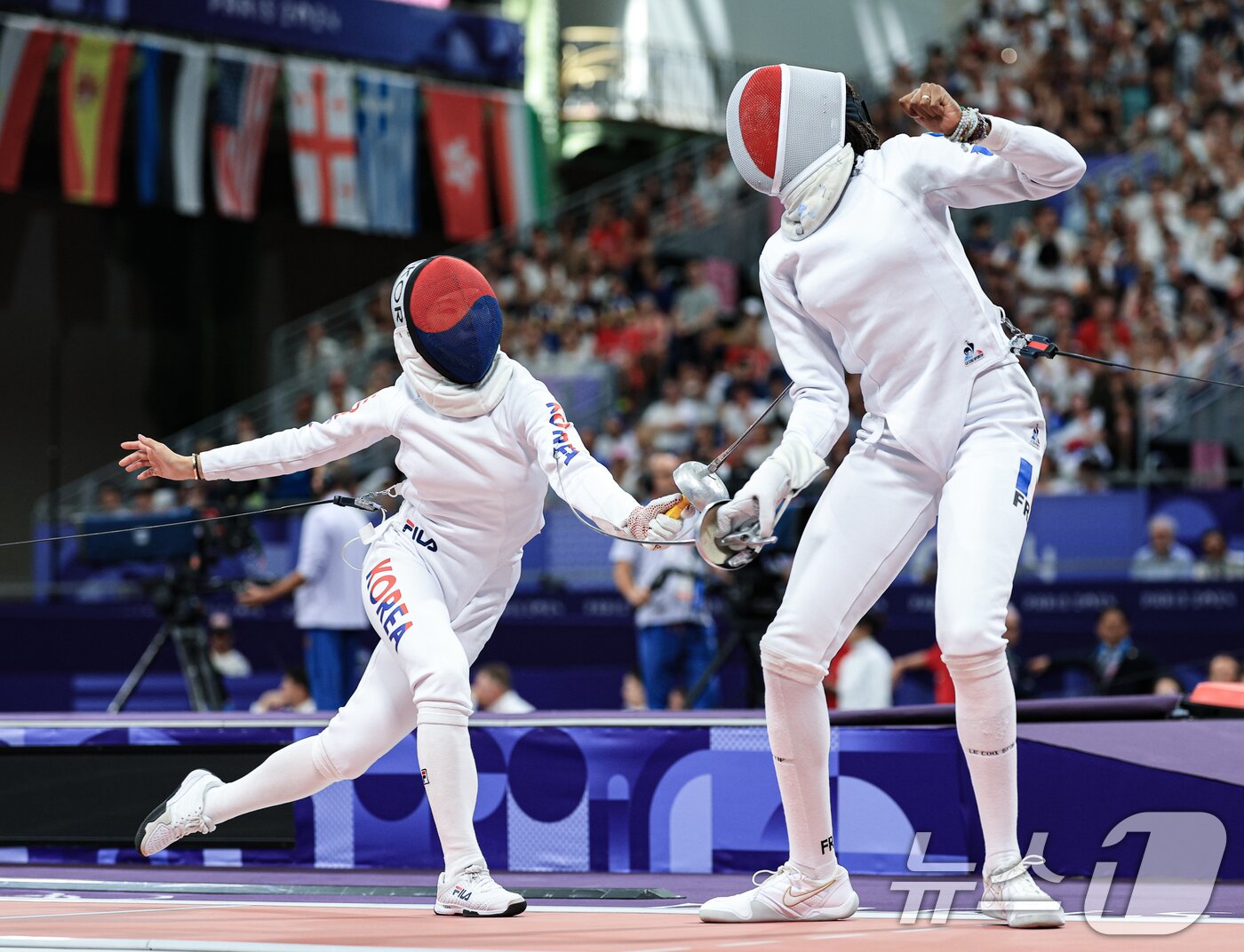 본문 이미지 - 대한민국 펜싱 대표팀 송세라 선수가 30일 오후(한국시간) 프랑스 파리 그랑 팔레에서 열린 2024 파리올림픽 펜싱 여자 에페 단체 8강 경기에서 프랑스와 맞대결을 펼치고 있다. 2024.7.30/뉴스1 ⓒ News1 박정호 기자