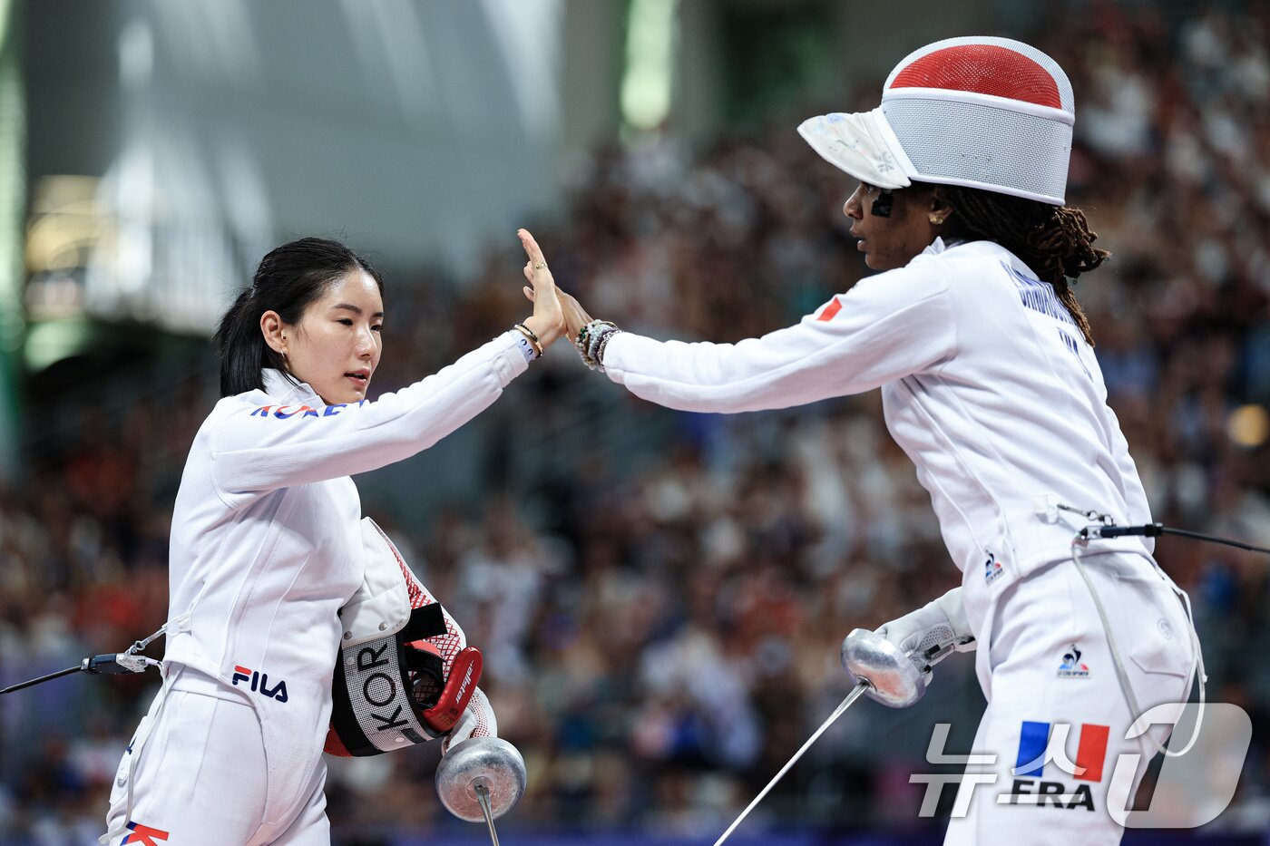 본문 이미지 - 대한민국 펜싱 대표팀 송세라 선수가 30일 오후(한국시간) 프랑스 파리 그랑 팔레에서 열린 2024 파리올림픽 펜싱 여자 에페 단체 8강 프랑스와의 경기를 마친 후 상대 선수와 인사하고 있다. 2024.7.30/뉴스1 ⓒ News1 박정호 기자