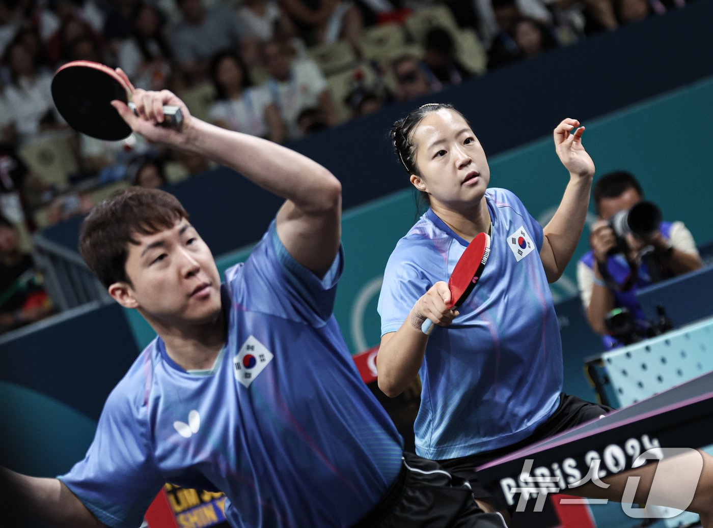 본문 이미지 - 대한민국 탁구 대표팀 신유빈, 임종훈 선수가 지난 30일(한국시간) 프랑스 파리 사우스 파리 아레나4에서 열린 '2024 파리올림픽' 탁구 혼합복식 홍콩과의 동메달 결정전 경기에서 공격을 하고 있다. 2024.7.30/뉴스1 ⓒ News1 이동해 기자