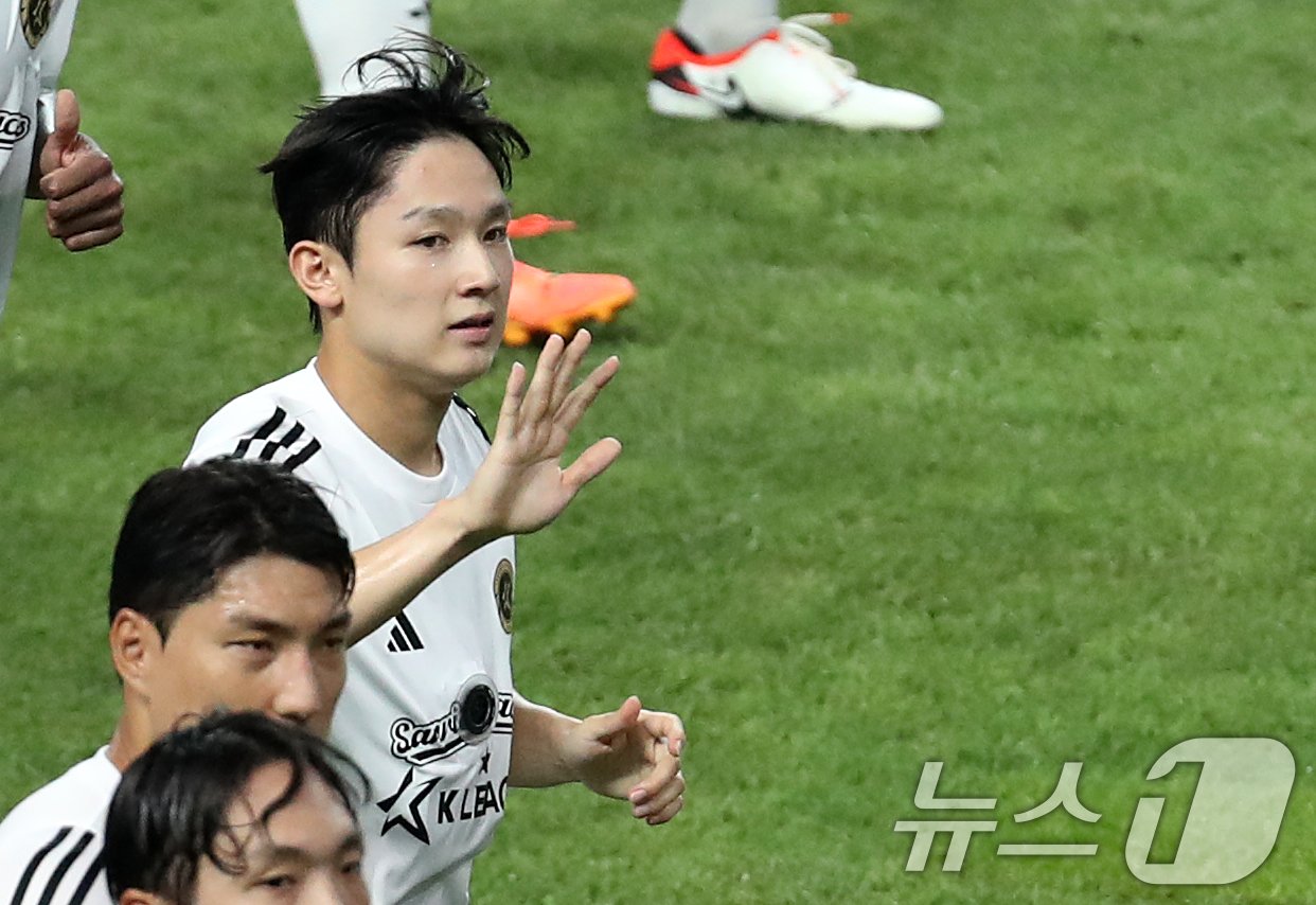 본문 이미지 - K리그 슈퍼루키 양민혁(18, 강원FC)이 30일 오후 서울 마포구 서울월드컵경기장에서 열린 쿠팡플레이 시리즈 1차전 오픈트레이닝에서 팬들의 환호에 답하고 있다. ⓒ News1 오대일 기자