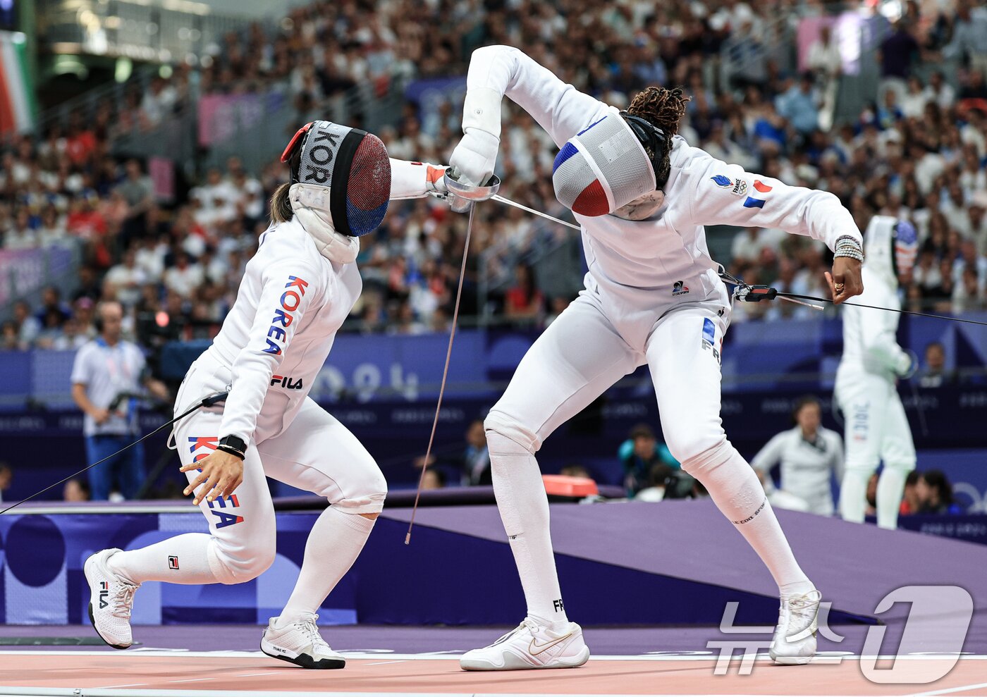본문 이미지 - 대한민국 펜싱 대표팀 강영미 선수가 30일 오후(한국시간) 프랑스 파리 그랑 팔레에서 열린 2024 파리올림픽 펜싱 여자 에페 단체 8강 경기에서 프랑스와 맞대결을 펼치고 있다. 2024.7.30/뉴스1 ⓒ News1 박정호 기자