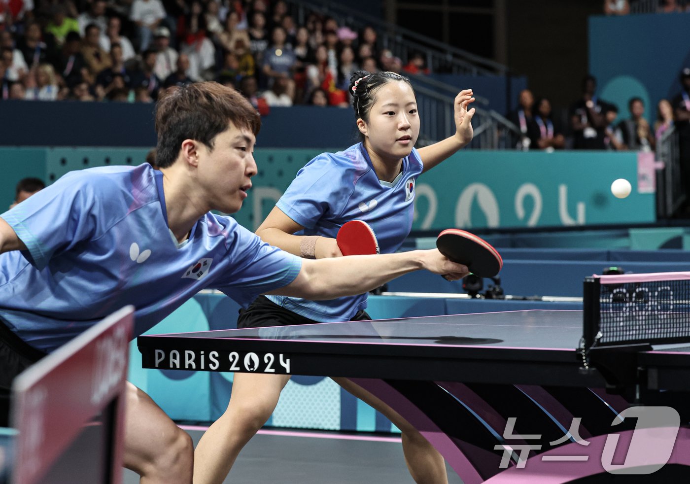 본문 이미지 - 대한민국 탁구 대표팀 신유빈, 임종훈 선수가 30일(한국시간) 프랑스 파리 사우스 파리 아레나4에서 열린 '2024 파리올림픽' 탁구 혼합복식 홍콩 과의 동메달 결정전 경기에서 공격을 하고 있다. 2024.7.30/뉴스1 ⓒ News1 이동해 기자