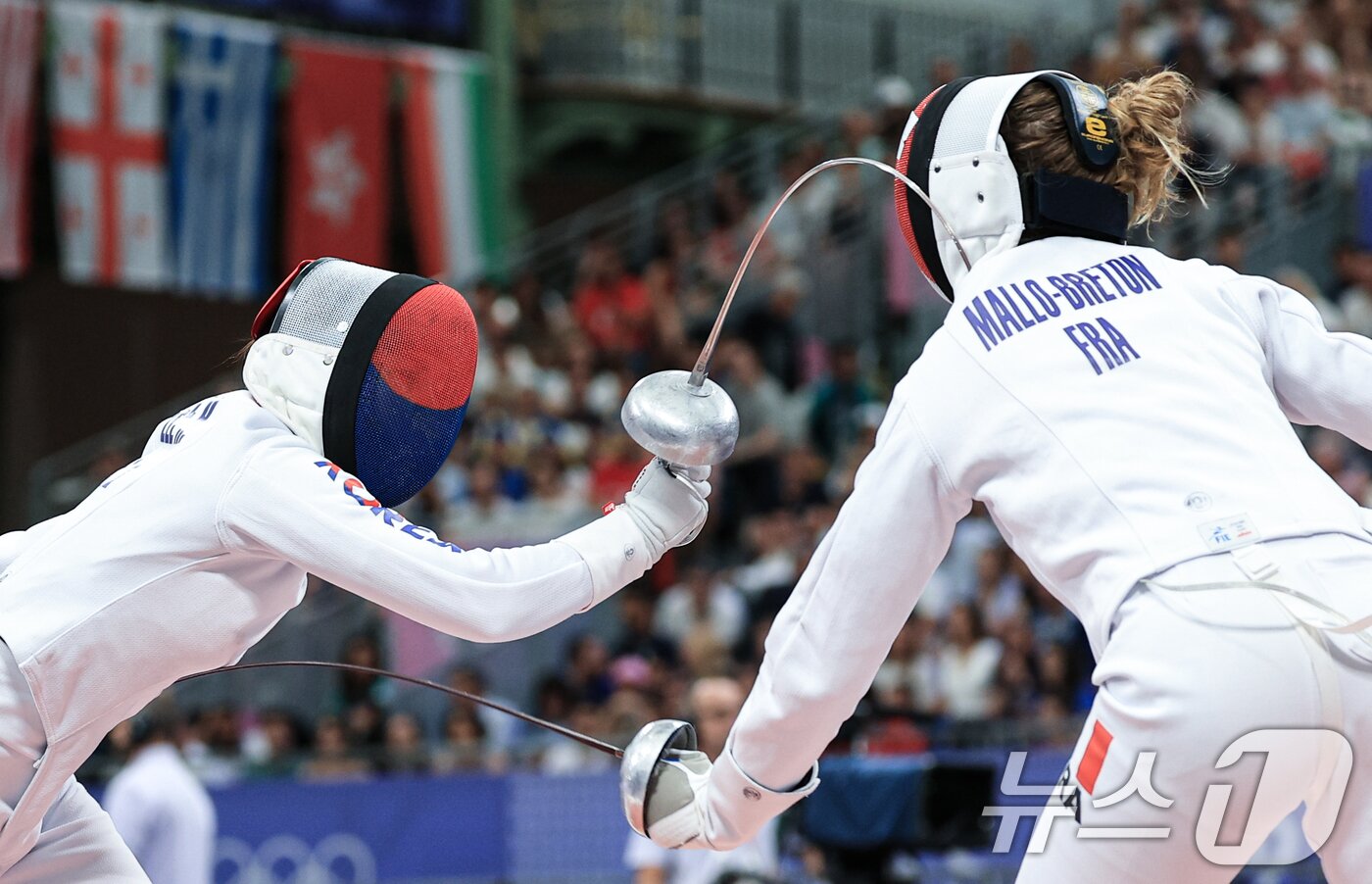 본문 이미지 - 대한민국 펜싱 대표팀 이혜인 선수가 30일 오후(한국시간) 프랑스 파리 그랑 팔레에서 열린 2024 파리올림픽 펜싱 여자 에페 단체 8강 경기에서 프랑스와 맞대결을 펼치고 있다. 2024.7.30/뉴스1 ⓒ News1 박정호 기자
