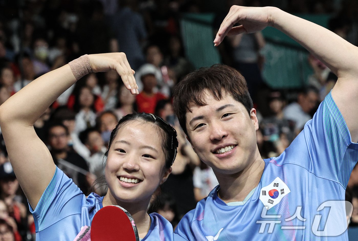 대한민국 탁구 대표팀 신유빈, 임종훈 선수가 30일&#40;한국시간&#41; 프랑스 파리 사우스 파리 아레나4에서 열린 &#39;2024 파리올림픽&#39; 탁구 혼합복식 홍콩과의 동메달 결정전 경기에서 동메달을 확정지은 후 기뻐하고 있다. 2024.7.30/뉴스1 ⓒ News1 이동해 기자