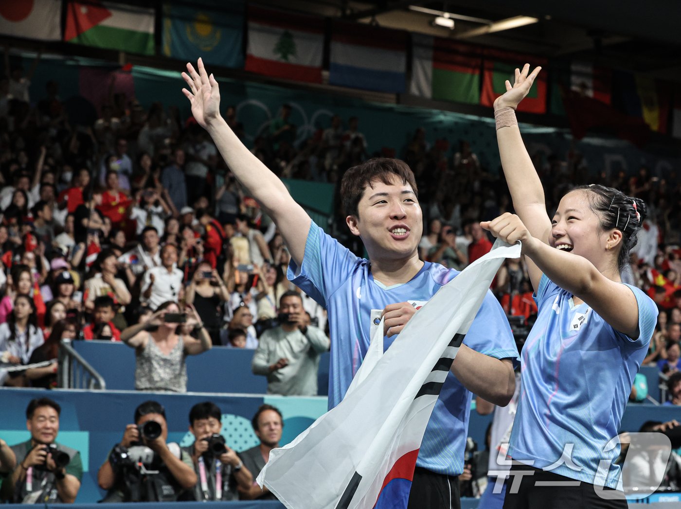 본문 이미지 - 대한민국 탁구 대표팀 신유빈, 임종훈 선수가 30일&#40;한국시간&#41; 프랑스 파리 사우스 파리 아레나4에서 열린 &#39;2024 파리올림픽&#39; 탁구 혼합복식 홍콩과의 동메달 결정전 경기에서 동메달을 확정지은 후 기뻐하고 있다. 2024.7.30/뉴스1 ⓒ News1 이동해 기자