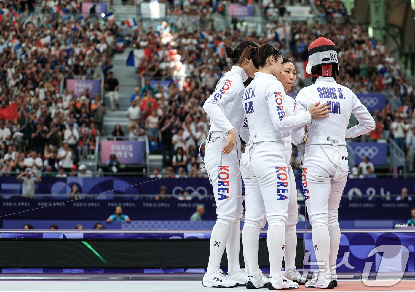 본문 이미지 - 대한민국 펜싱 대표팀 강영미, 이혜인, 최인정 선수가 30일 오후(한국시간) 프랑스 파리 그랑 팔레에서 열린 2024 파리올림픽 펜싱 여자 에페 단체 8강 프랑스와의 경기를 패배한 후 송세라 선수를 위로하고 있다. 2024.7.30/뉴스1 ⓒ News1 박정호 기자