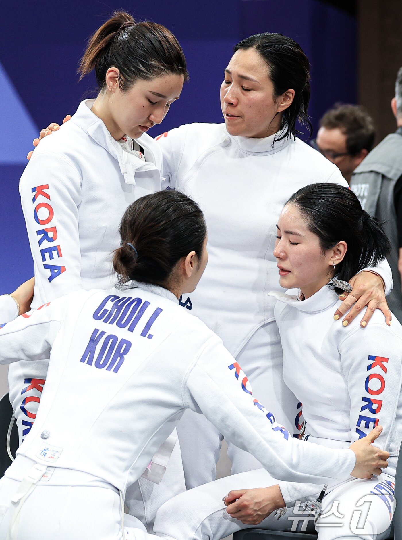 본문 이미지 - 대한민국 펜싱 대표팀 강영미, 이혜인, 최인정, 송세라 선수가 30일 오후(한국시간) 프랑스 파리 그랑 팔레에서 열린 2024 파리올림픽 펜싱 여자 에페 단체 8강 프랑스와의 경기를 패배한 후 아쉬워하고 있다. 2024.7.30/뉴스1 ⓒ News1 박정호 기자