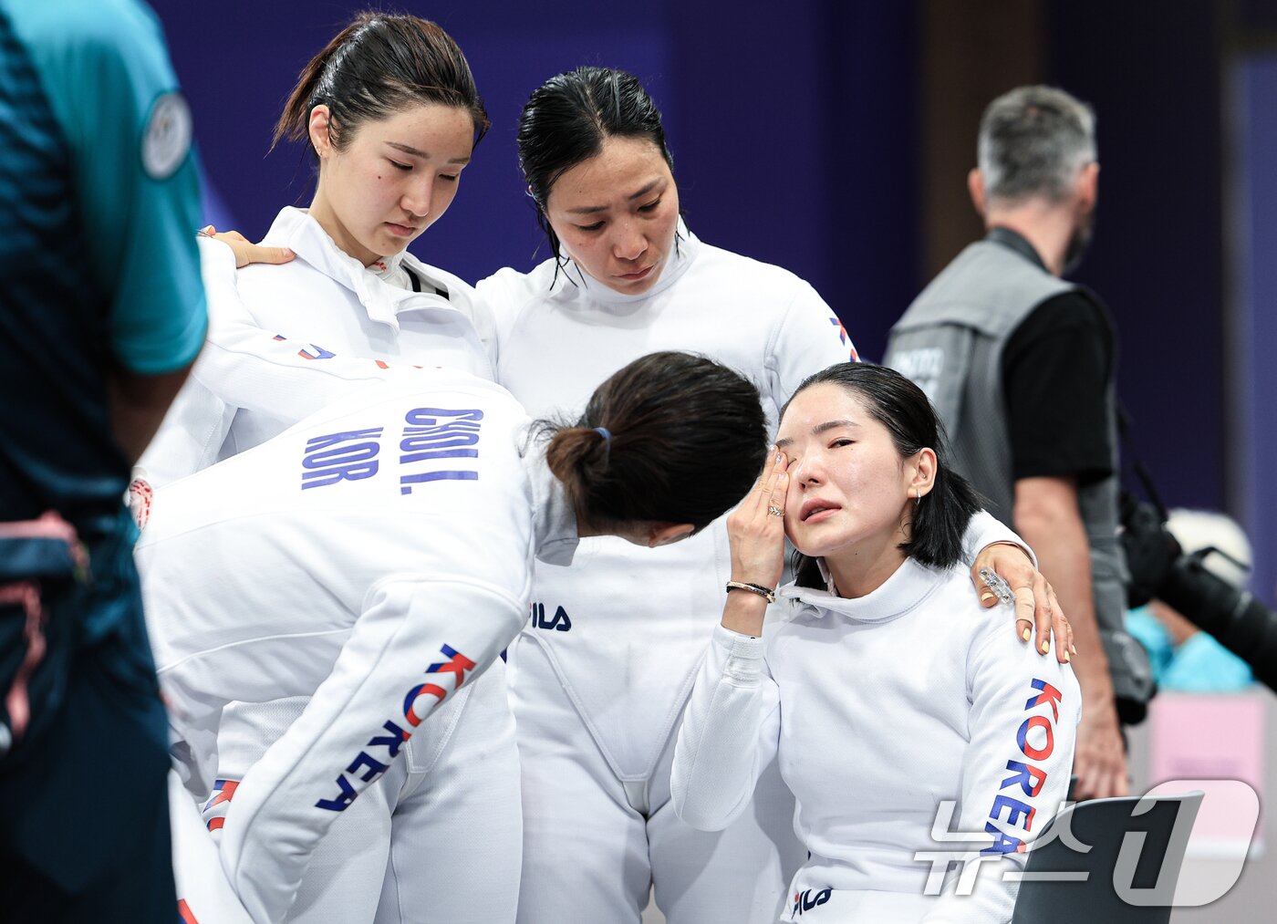 대한민국 펜싱 대표팀 강영미, 이혜인, 최인정, 송세라 선수가 30일 오후&#40;한국시간&#41; 프랑스 파리 그랑 팔레에서 열린 2024 파리올림픽 펜싱 여자 에페 단체 8강 프랑스와의 경기를 패배한 후 아쉬워하고 있다. 2024.7.30/뉴스1 ⓒ News1 박정호 기자