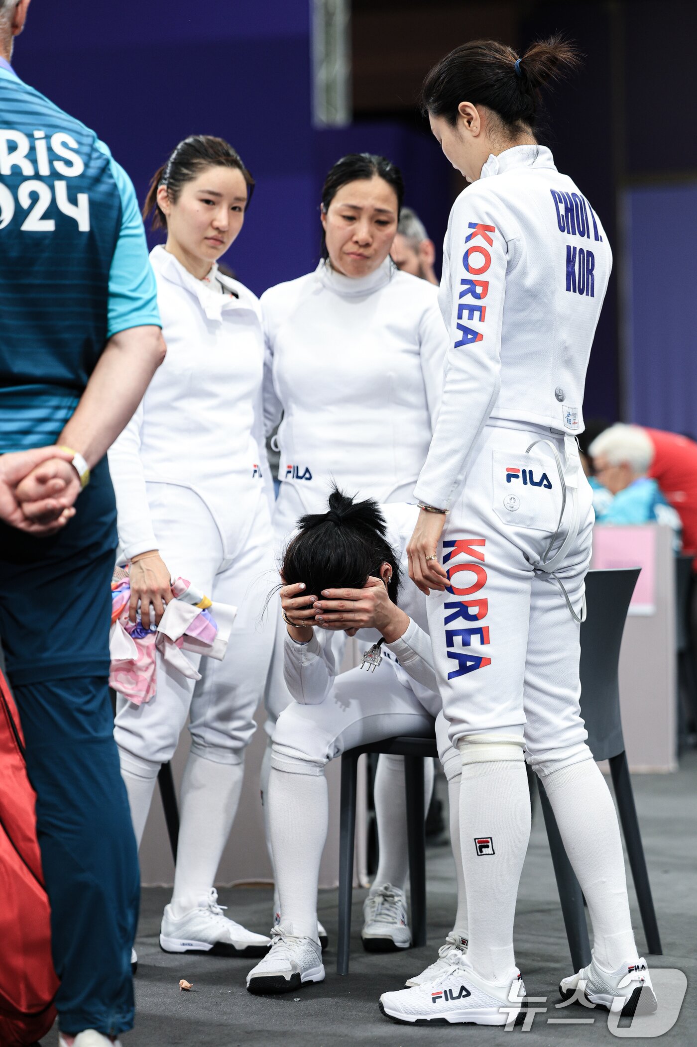 본문 이미지 - 대한민국 펜싱 대표팀 강영미, 이혜인, 최인정, 송세라 선수가 30일 오후(한국시간) 프랑스 파리 그랑 팔레에서 열린 2024 파리올림픽 펜싱 여자 에페 단체 8강 프랑스와의 경기를 패배한 후 아쉬워하고 있다. 2024.7.30/뉴스1 ⓒ News1 박정호 기자