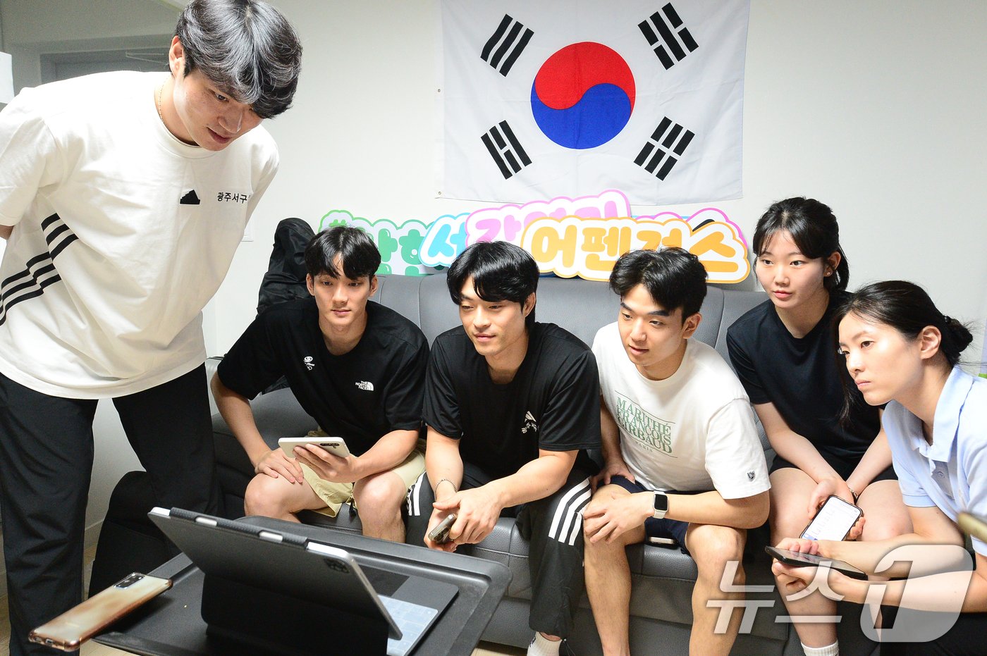 본문 이미지 - 30일 오후 2024 파리 올림픽 펜싱 여자 에페 단체 준준결승전(8강전)에 출전한 광주 서구청 소속 강영미 선수 응원전이 열린 광주 풍암동 서구청 펜싱팀 합숙소에서 박광현 감독과 그의 동료들이 휴대전화 영상통화로 경기를 보고 있다. 해당 경기는 탁구 중계로 인해 중계가 진행되지 않았다. 2024.7.30/뉴스1 ⓒ News1 이승현 기자
