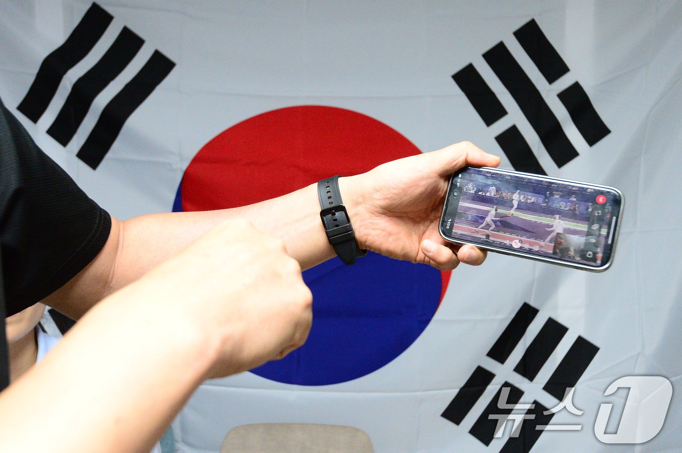 본문 이미지 - 30일 오후 2024 파리 올림픽 펜싱 여자 에페 단체 준준결승전(8강전)에 출전한 광주 서구청 소속 강영미 선수 응원전이 열린 광주 풍암동 서구청 펜싱팀 합숙소에서 박광현 감독이 현지에 있는 선수와 영상통화를 통해 경기를 보고 있다. 해당 경기는 탁구 중계로 인해 중계가 진행되지 않았다. 2024.7.30/뉴스1 ⓒ News1 이승현 기자