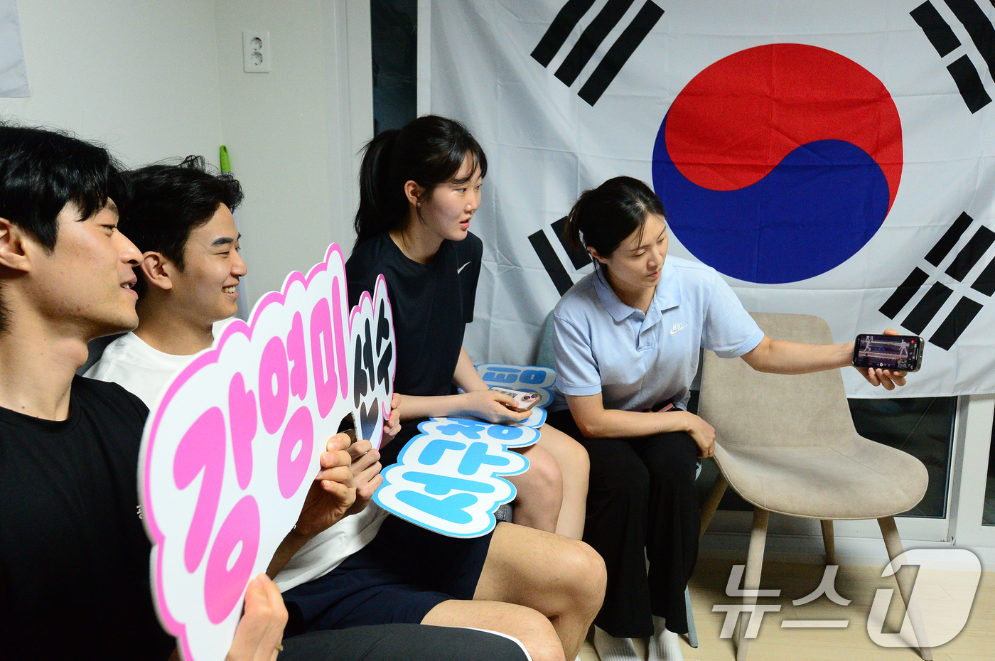 (광주=뉴스1) 이승현 기자 = 30일 오후 2024 파리 올림픽 펜싱 여자 에페 단체 준준결승전(8강전)에 출전한 광주 서구청 소속 강영미 선수 응원전이 열린 광주 풍암동 서구청 …