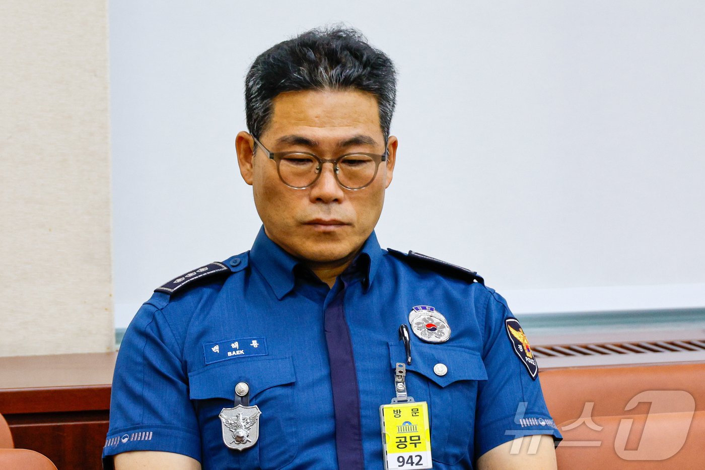 본문 이미지 - 백해룡 전 서울 영등포경찰서 형사과장이 29일 오후 서울 여의도 국회 행정안전위원회에서 열린 조지호 경찰청장 후보자 인사청문회에 출석하고 있다. 백 경정은 지난해 마약 조직원과 세관 직원의 유착 의혹을 수사하던 중 "용산에서 알고 있다. 심각하게 보고 있다＂는 말을 듣는 등 수사 외압을 받았다고 폭로한 바 있다. 2024.7.30/뉴스1 ⓒ News1 안은나 기자