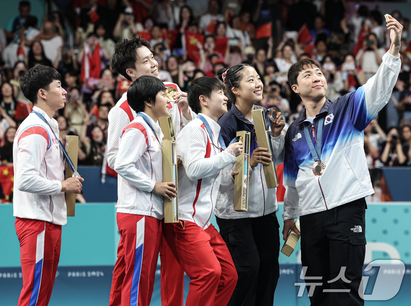 대한민국 탁구 대표팀 신유빈, 임종훈 선수가 30일&#40;한국시간&#41; 프랑스 파리 사우스 파리 아레나4에서 열린 &#39;2024 파리올림픽&#39; 탁구 혼합복식 시상식에서 금메달을 획득한 중국 왕추친, 쑨잉사와 은메달을 획득한 북한 리종식, 김금용과 함께 기념촬영을 하고 있다. 2024.7.30/뉴스1 ⓒ News1 이동해 기자